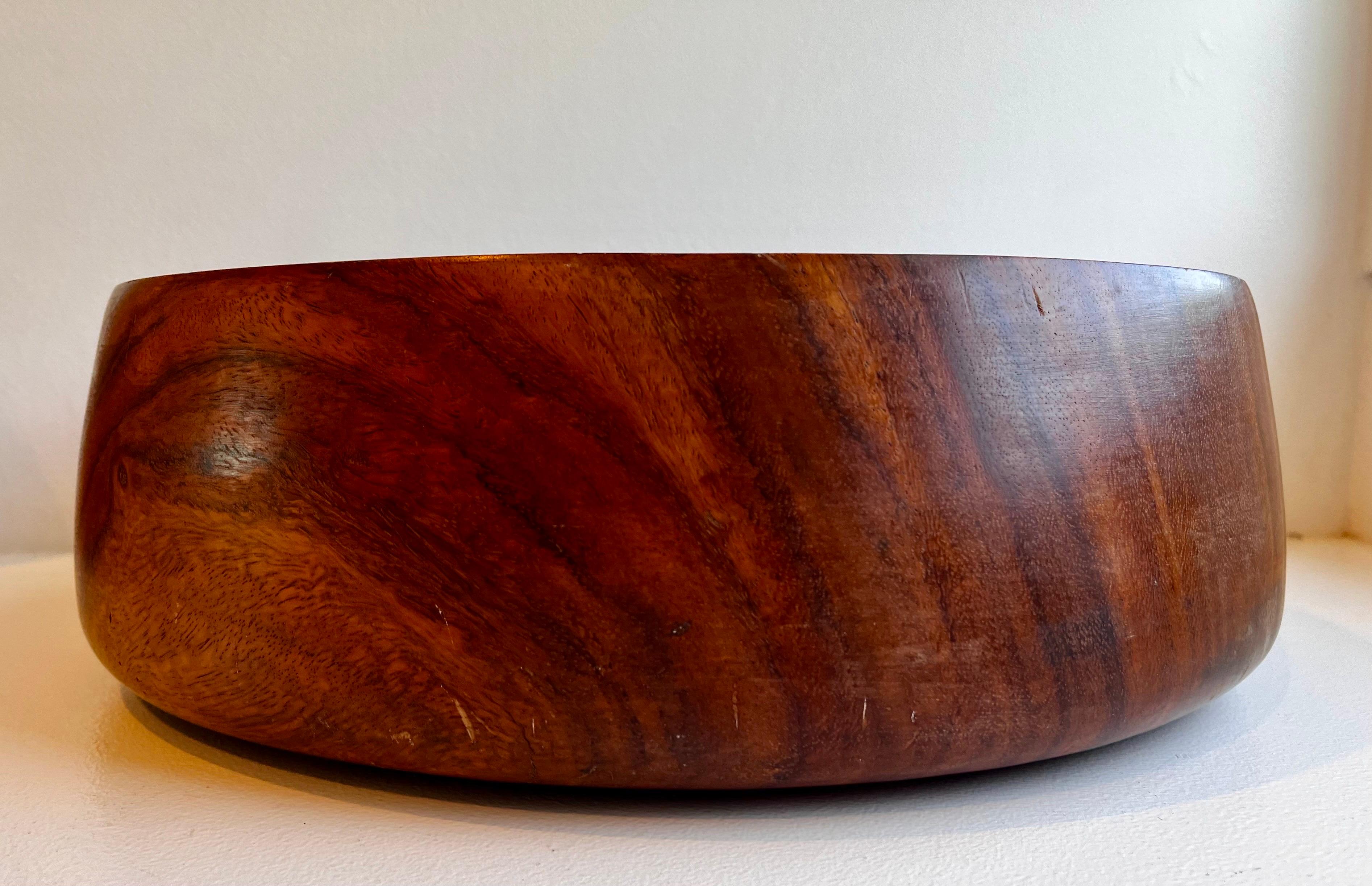 XX secolo Ciotola molto grande in legno di Koa in vendita