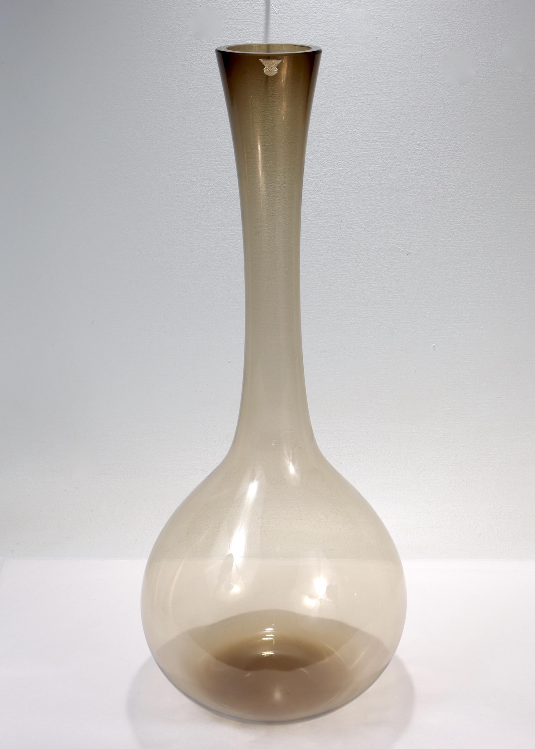 Eine sehr große Vase aus schwedischem Kunstglas aus der Jahrhundertmitte.

Von Gullaskruf.

Der Entwurf wird Arthur Carlsson Percy zugeschrieben.

Aus rauchgrauem Glas mit großer runder Basis und ausgestelltem schmalen Hals.

Einfach eine