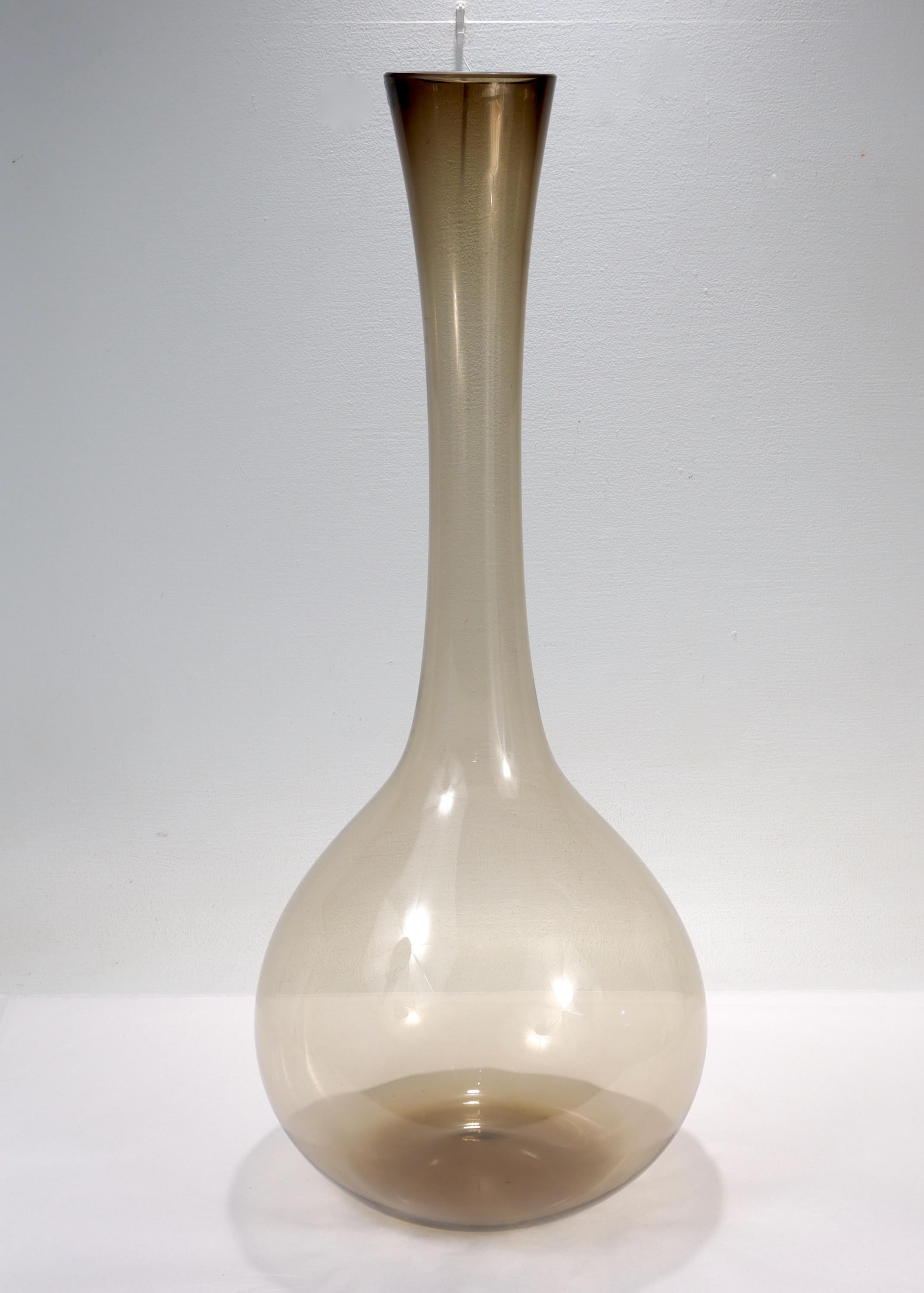 Große schwedische Gullaskruf-Kunstglasvase mit Etikett, Mid-Century Modern (Moderne der Mitte des Jahrhunderts) im Angebot