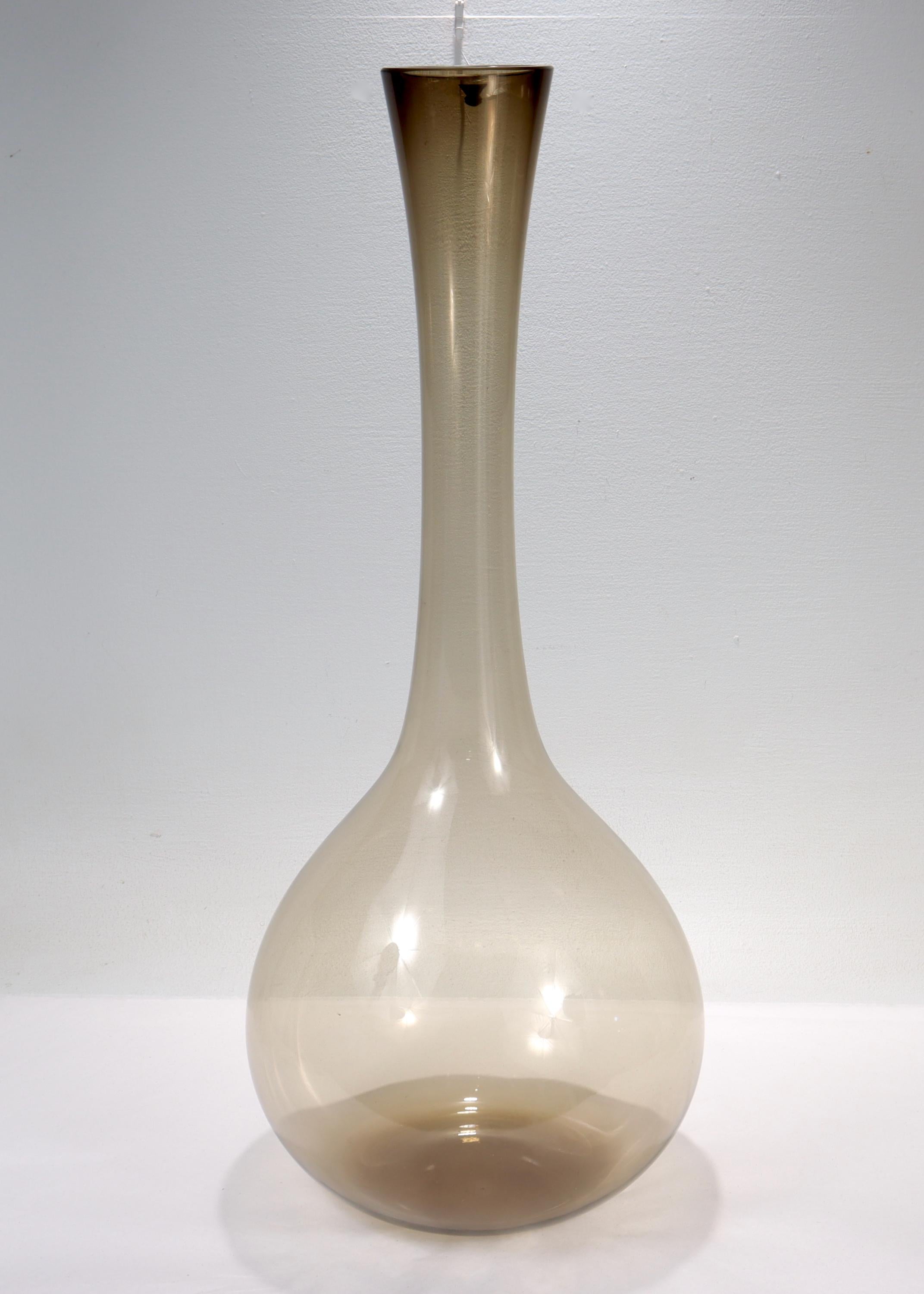Große schwedische Gullaskruf-Kunstglasvase mit Etikett, Mid-Century Modern (Schwedisch) im Angebot
