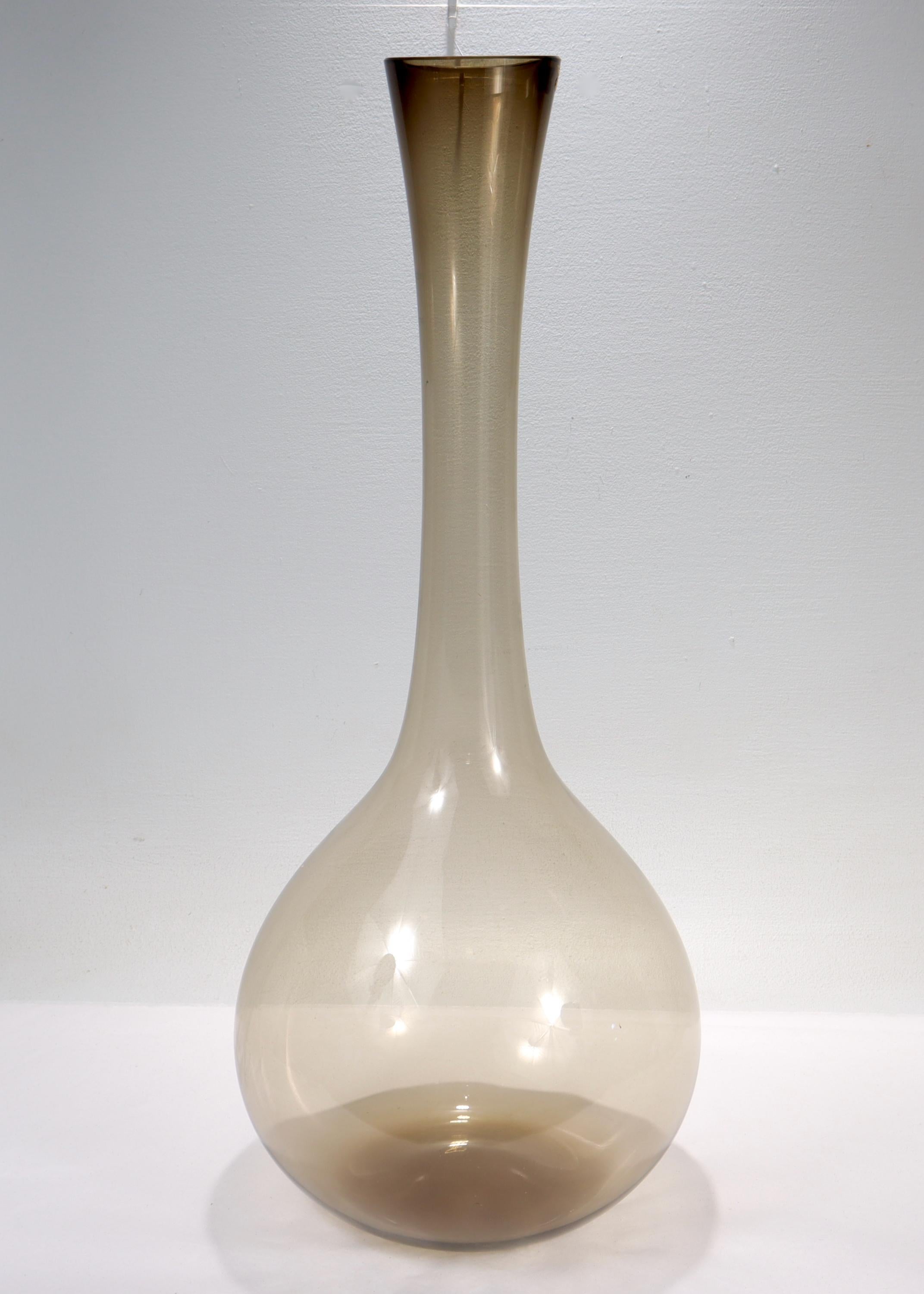 Große schwedische Gullaskruf-Kunstglasvase mit Etikett, Mid-Century Modern im Zustand „Gut“ im Angebot in Philadelphia, PA