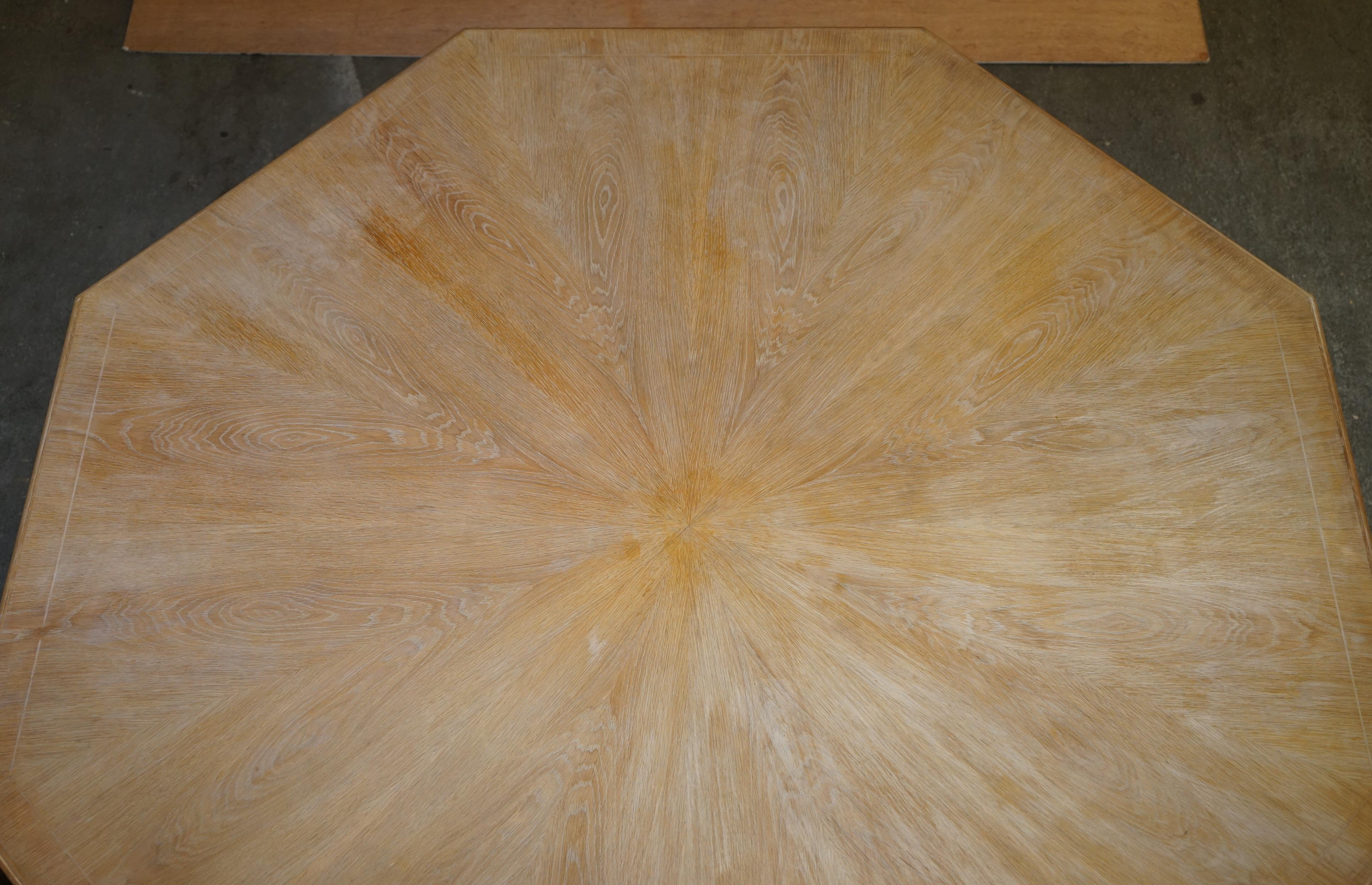 Très grande table de salle à manger hexagonale 8 places en Oak Oak chaulé Belle patine du bois massif en vente 3