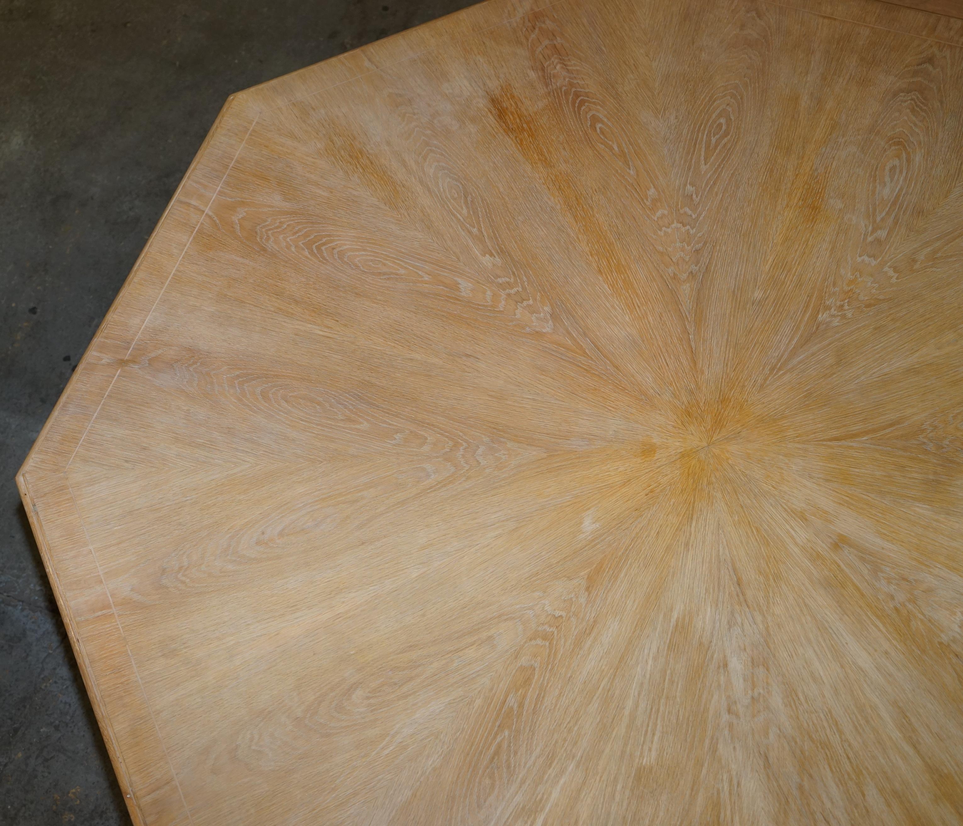 Très grande table de salle à manger hexagonale 8 places en Oak Oak chaulé Belle patine du bois massif en vente 4