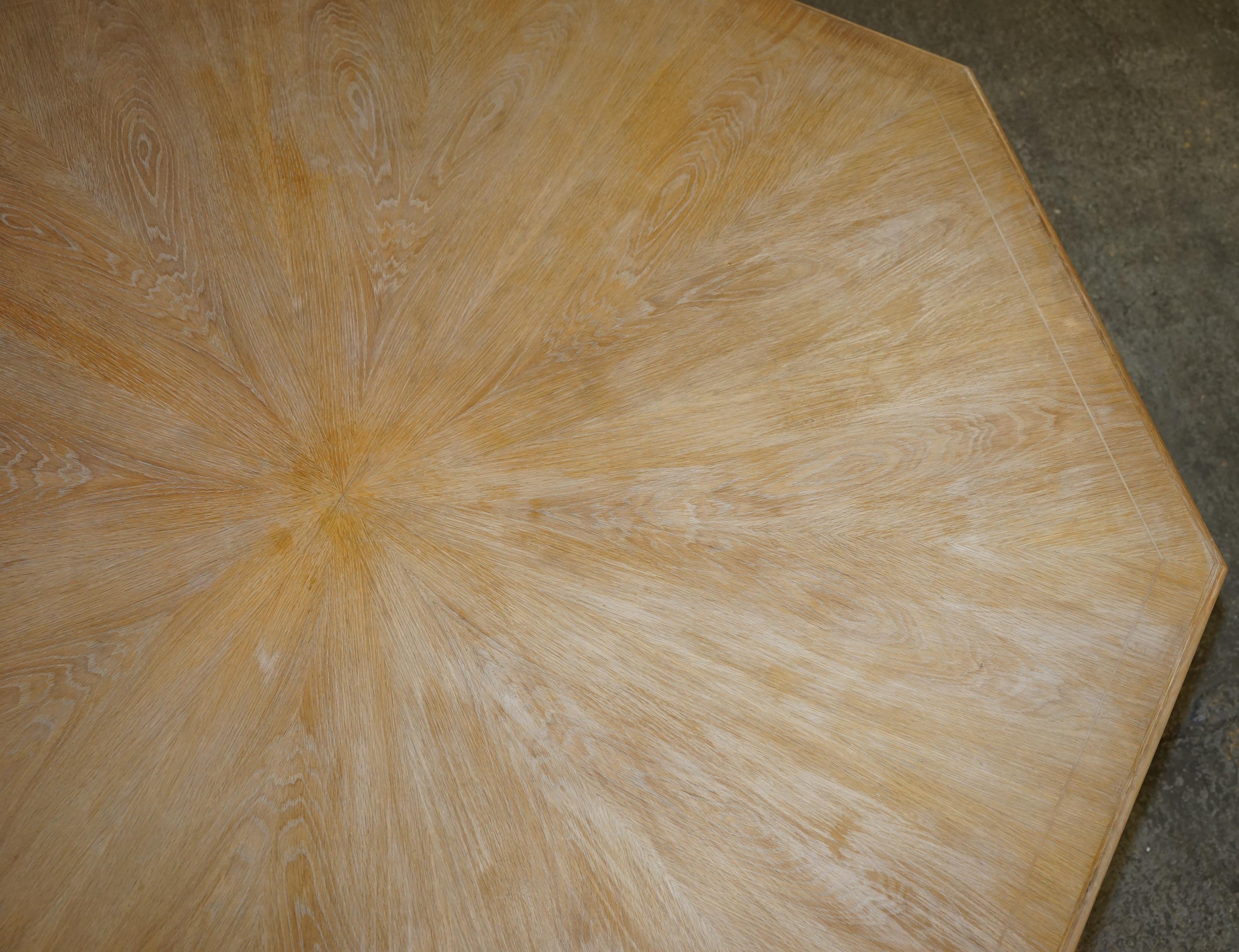 Très grande table de salle à manger hexagonale 8 places en Oak Oak chaulé Belle patine du bois massif en vente 5