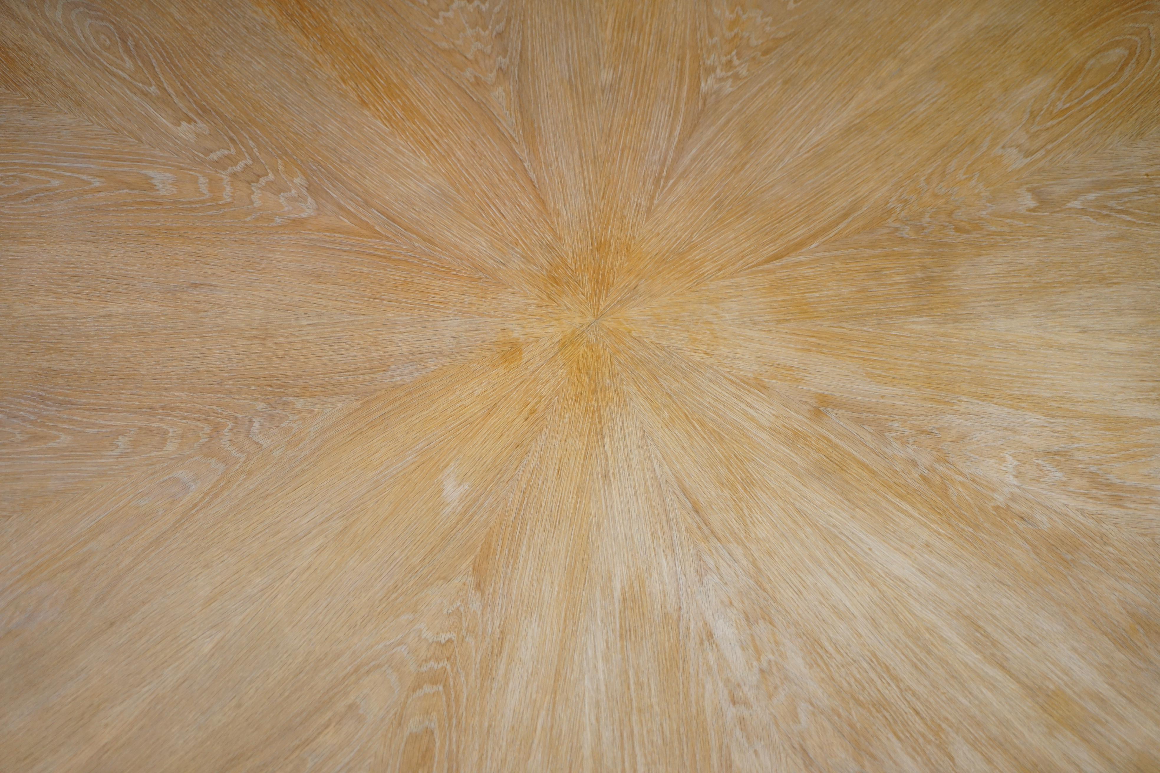 Très grande table de salle à manger hexagonale 8 places en Oak Oak chaulé Belle patine du bois massif en vente 7