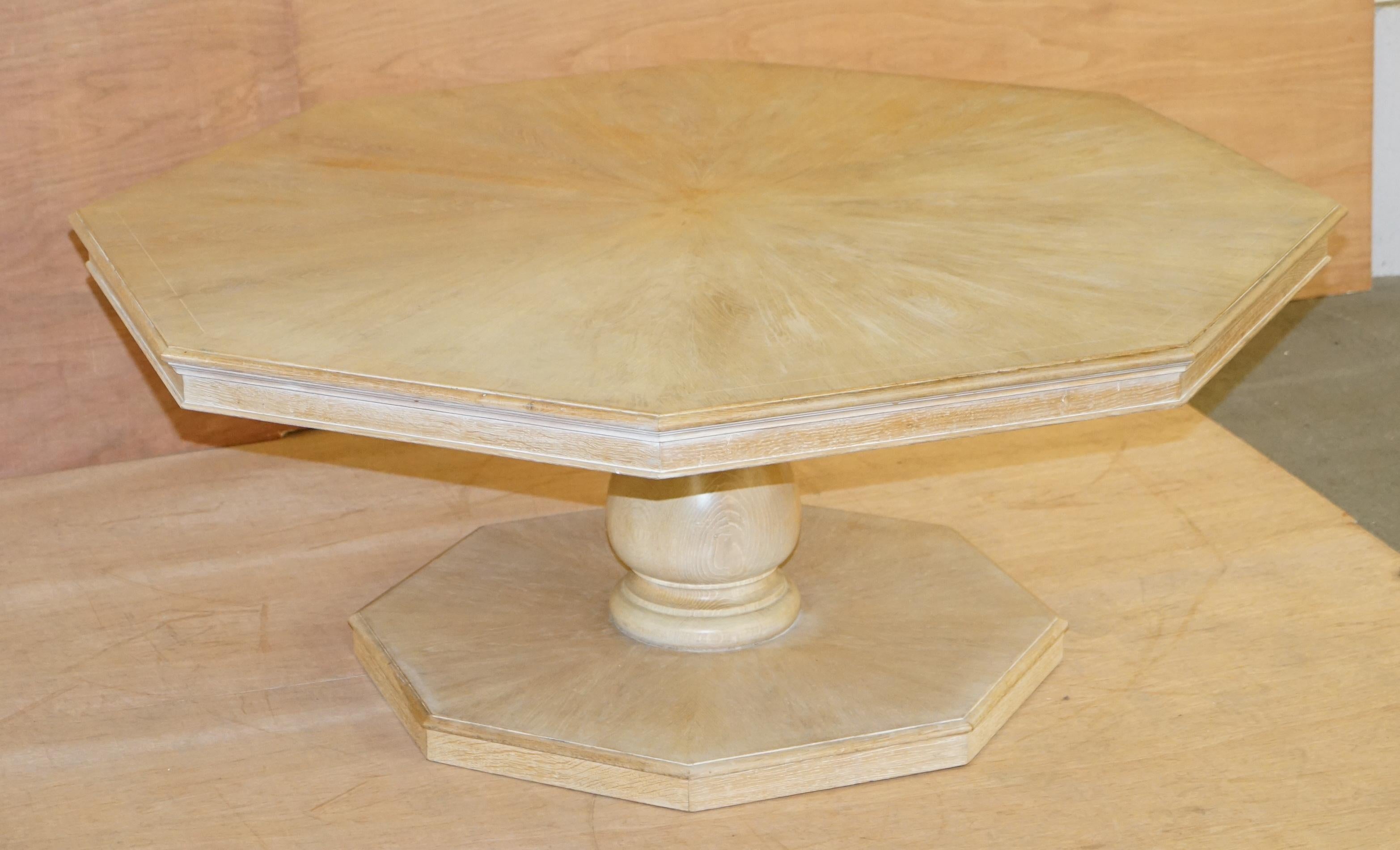 Art déco Très grande table de salle à manger hexagonale 8 places en Oak Oak chaulé Belle patine du bois massif en vente