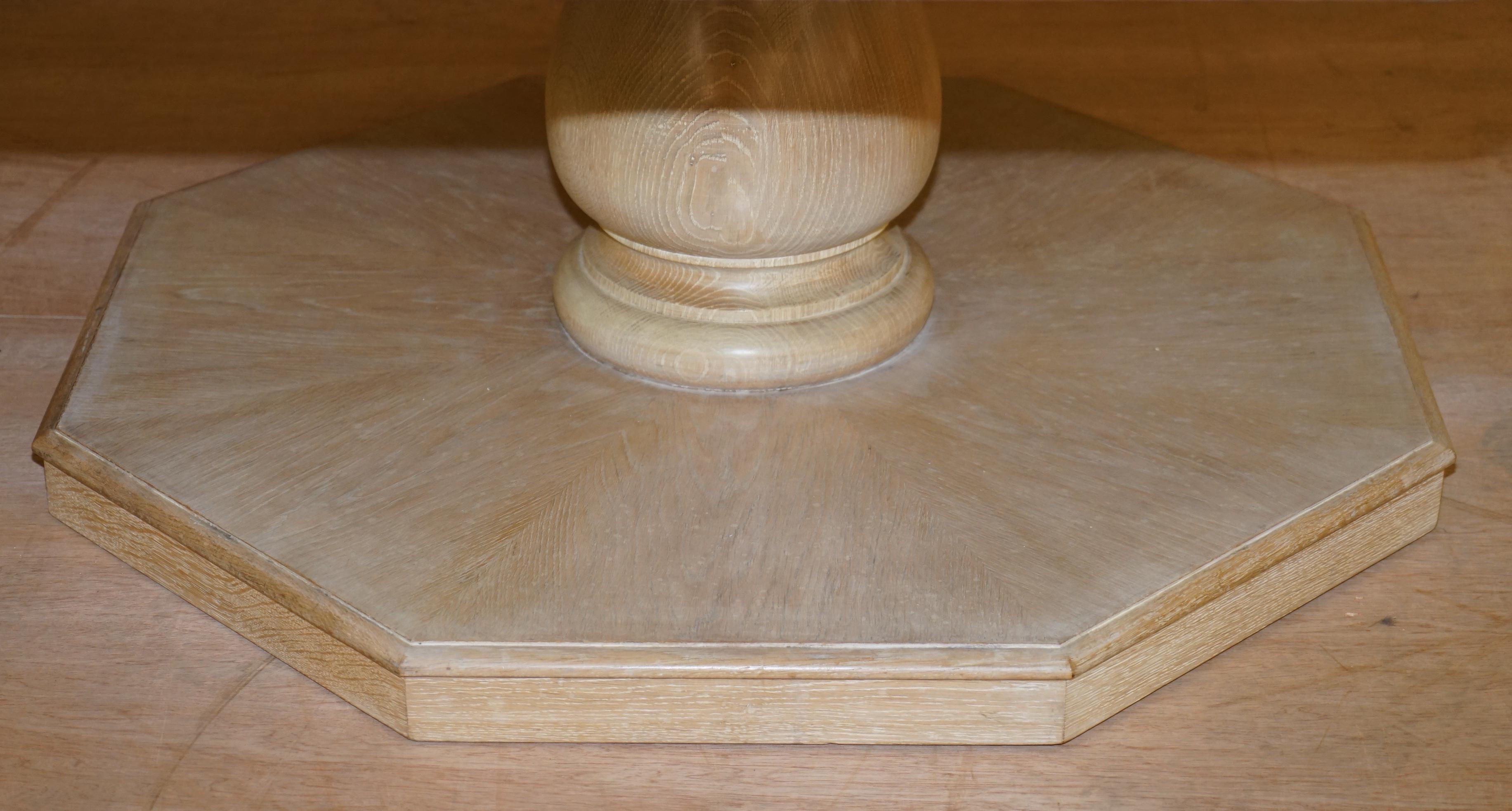 Mesa de comedor hexagonal muy grande de roble encalado con 8 asientos Preciosa madera maciza patinada siglo XX