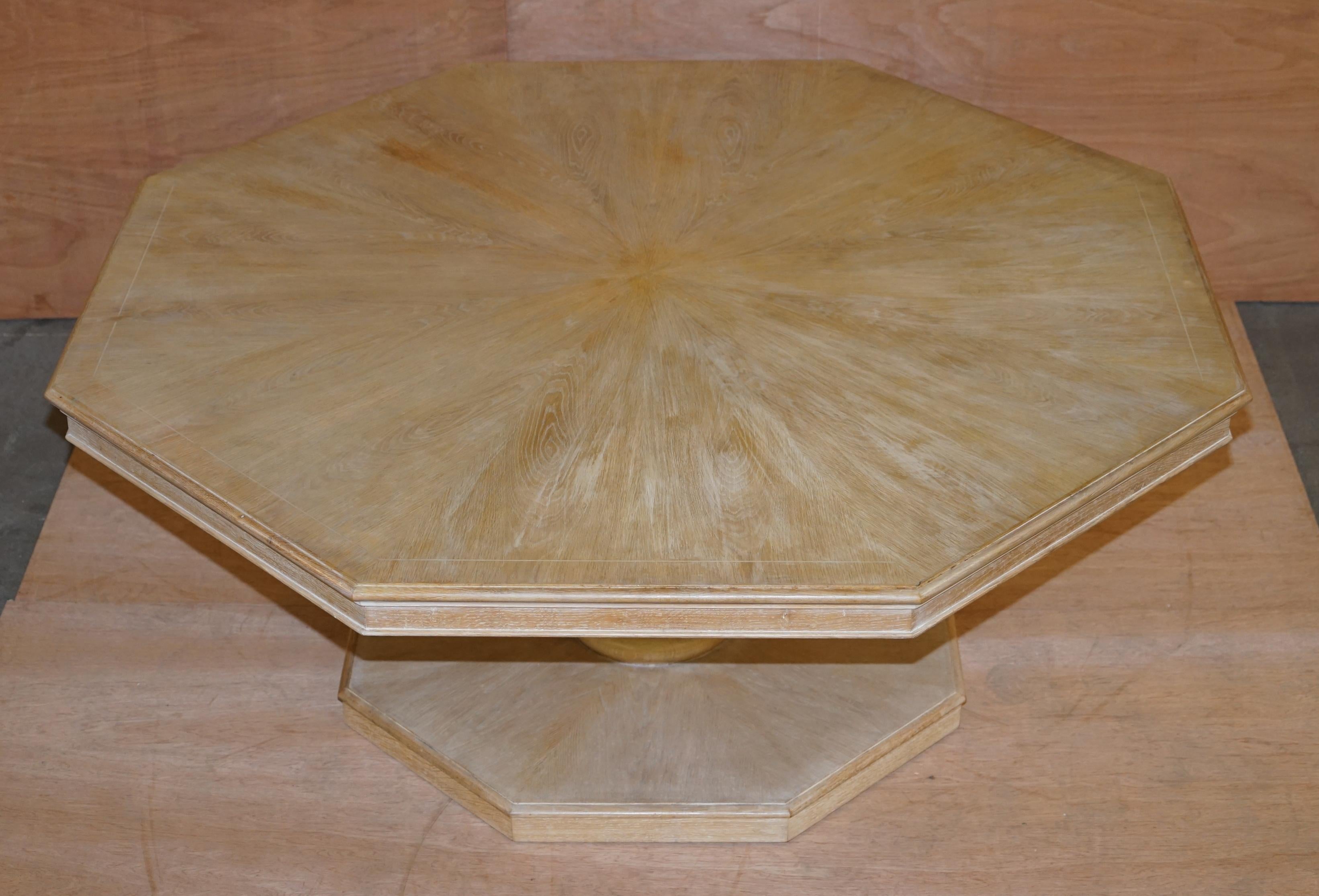 Très grande table de salle à manger hexagonale 8 places en Oak Oak chaulé Belle patine du bois massif en vente 1