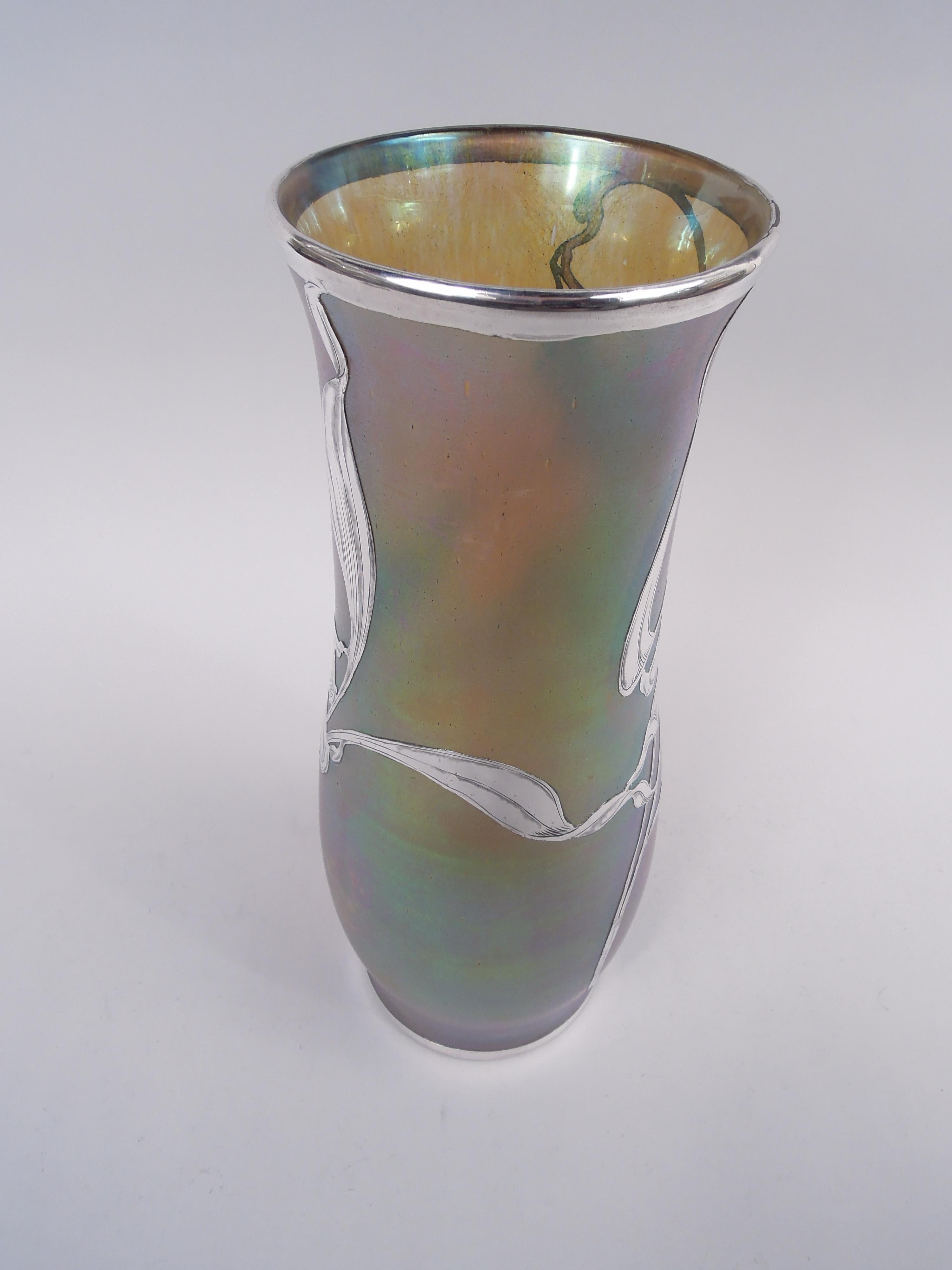 Vaso Loetz Art Nouveau Iridescente molto grande con sovrapposizione di argento In condizioni buone in vendita a New York, NY