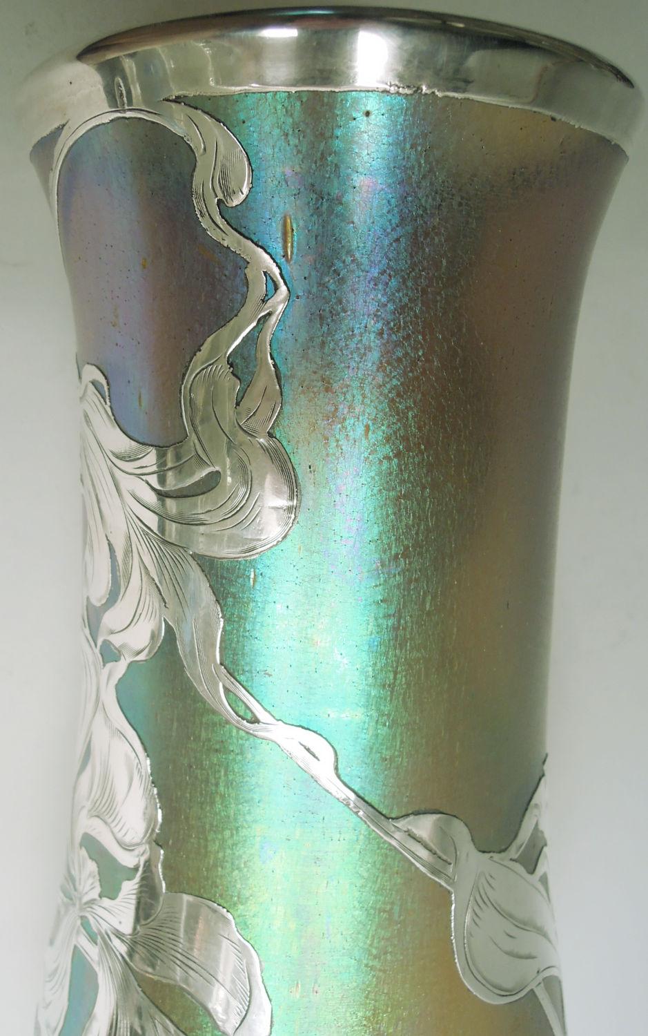 XX secolo Vaso Loetz Art Nouveau Iridescente molto grande con sovrapposizione di argento in vendita