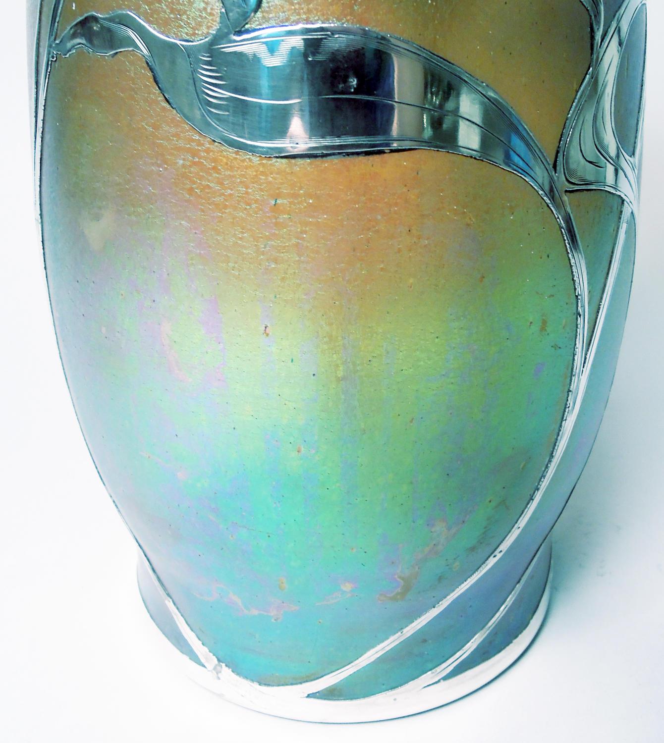 Argento Vaso Loetz Art Nouveau Iridescente molto grande con sovrapposizione di argento in vendita