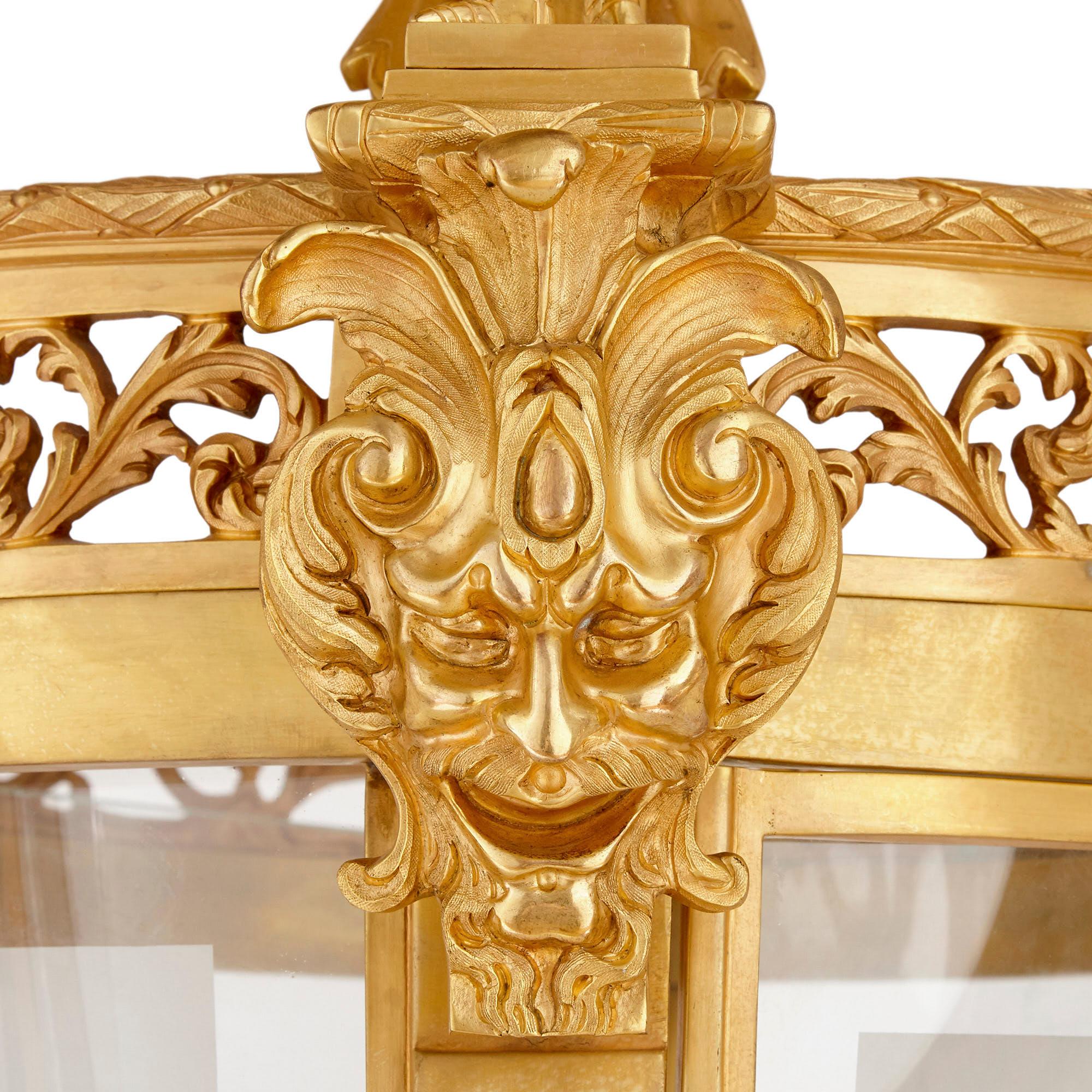 Français Très grande lanterne de style Louis XV en bronze doré en vente