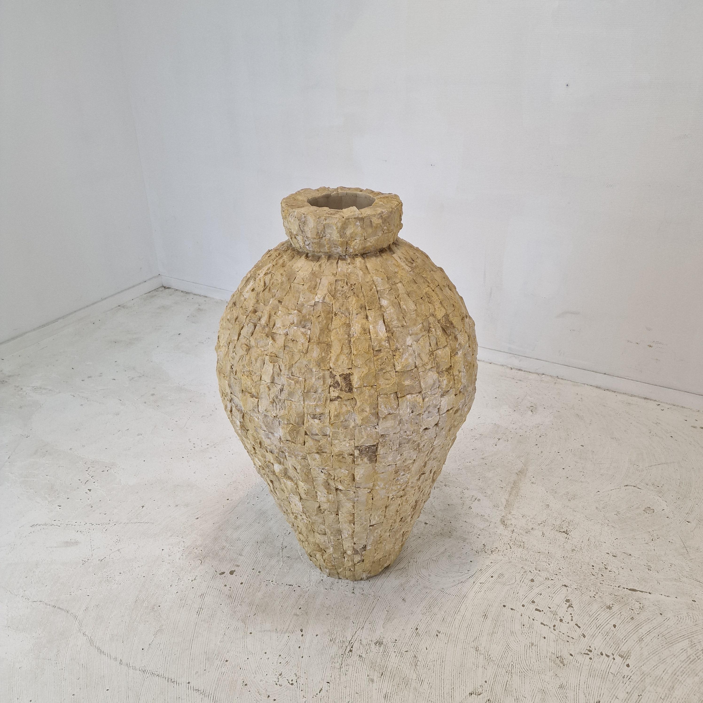 Très grande jardinière en pierre de Mactan ou en pierre fossile, années 1980 en vente 4