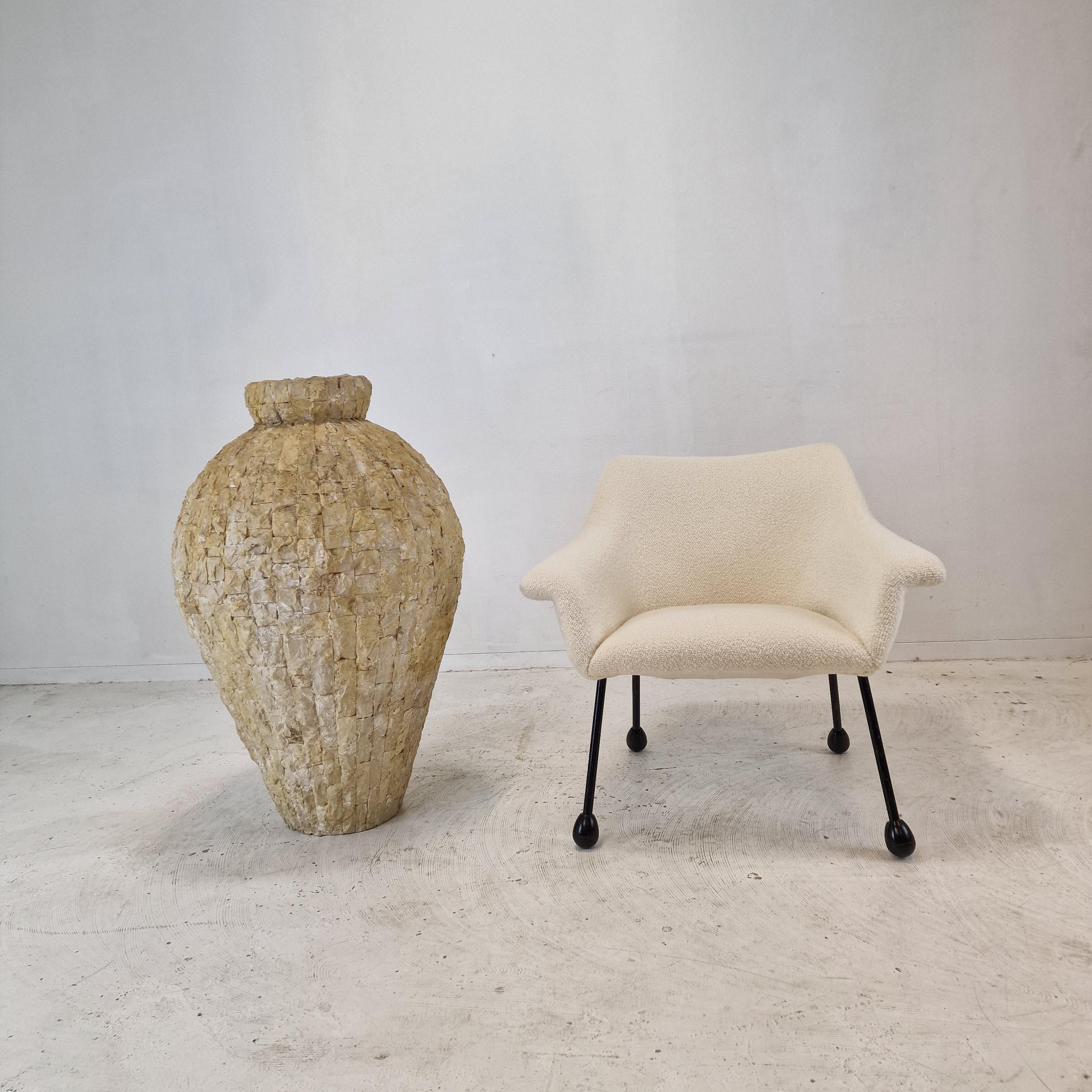 Magnifique et très grand vase, fabriqué en Italie dans les années 80.

Ce vase très rare est fabriqué en pierre de Mactan ou pierre fossile, à motifs de briques aux bords rugueux. 
Fabriqué avec un savoir-faire exceptionnel.

Il est possible de