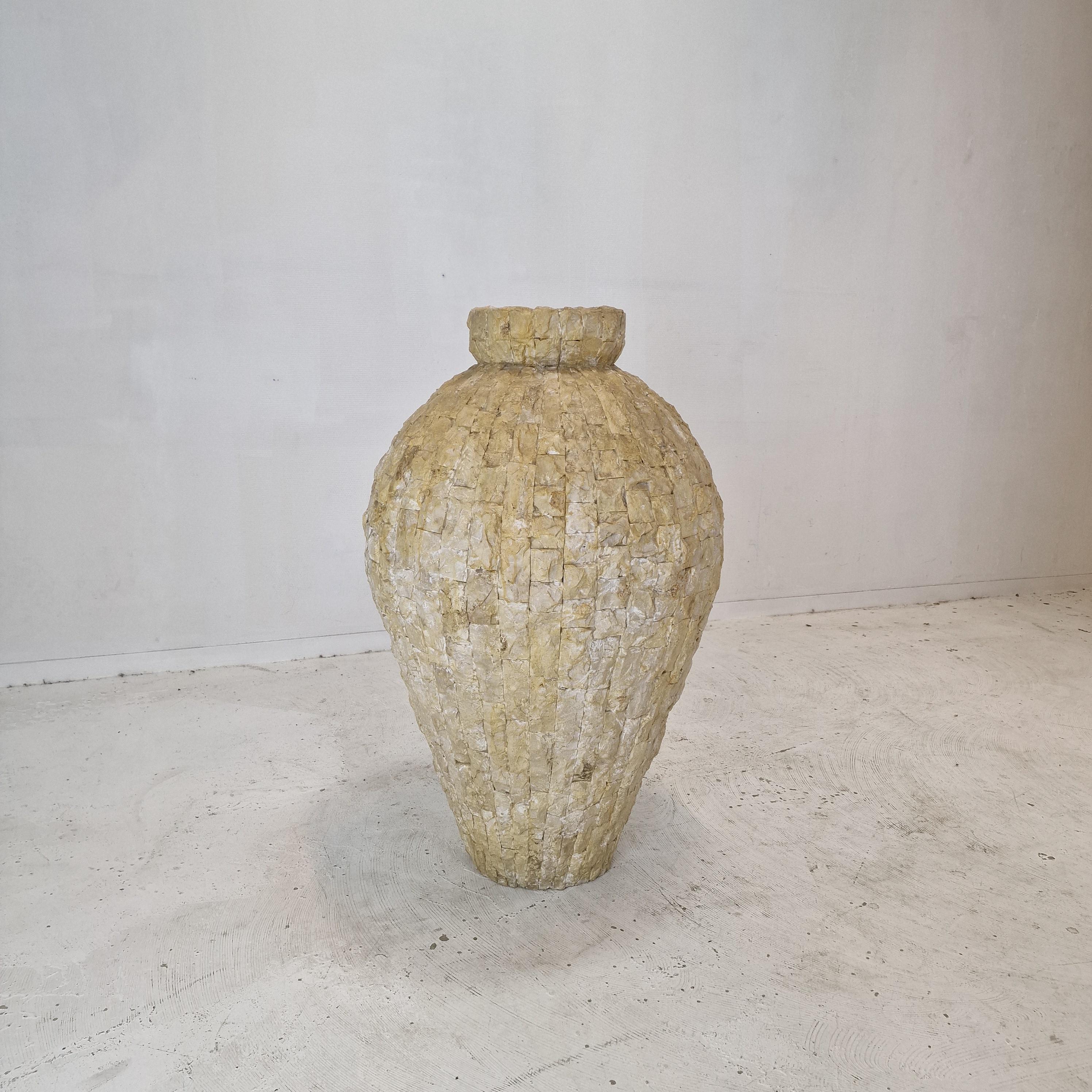 Très grande jardinière en pierre de Mactan ou en pierre fossile, années 1980 Bon état - En vente à Oud Beijerland, NL