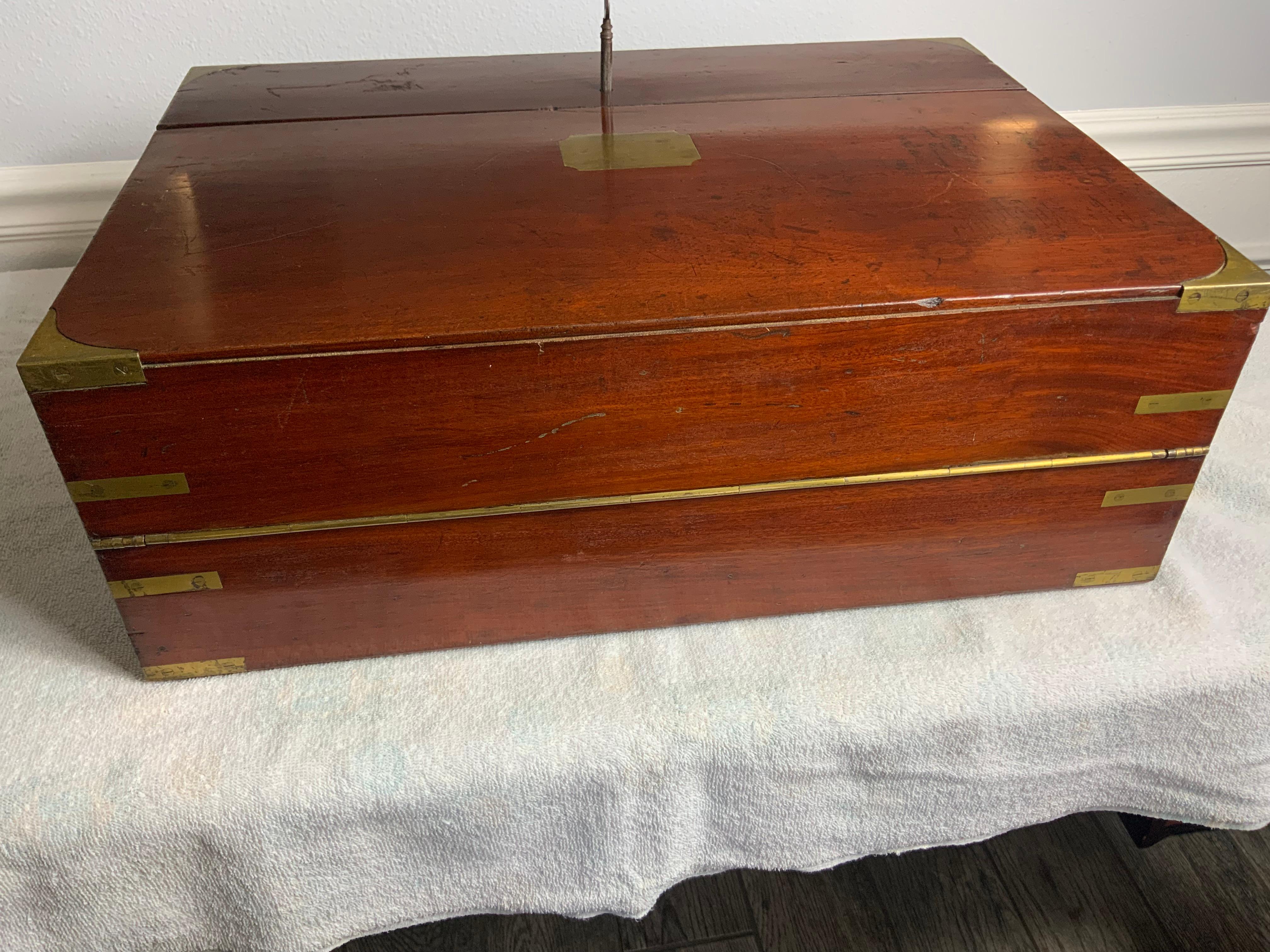 Sehr großes Mahagoni-Schreibpult / Campaigner-Schreibtisch im Angebot 4