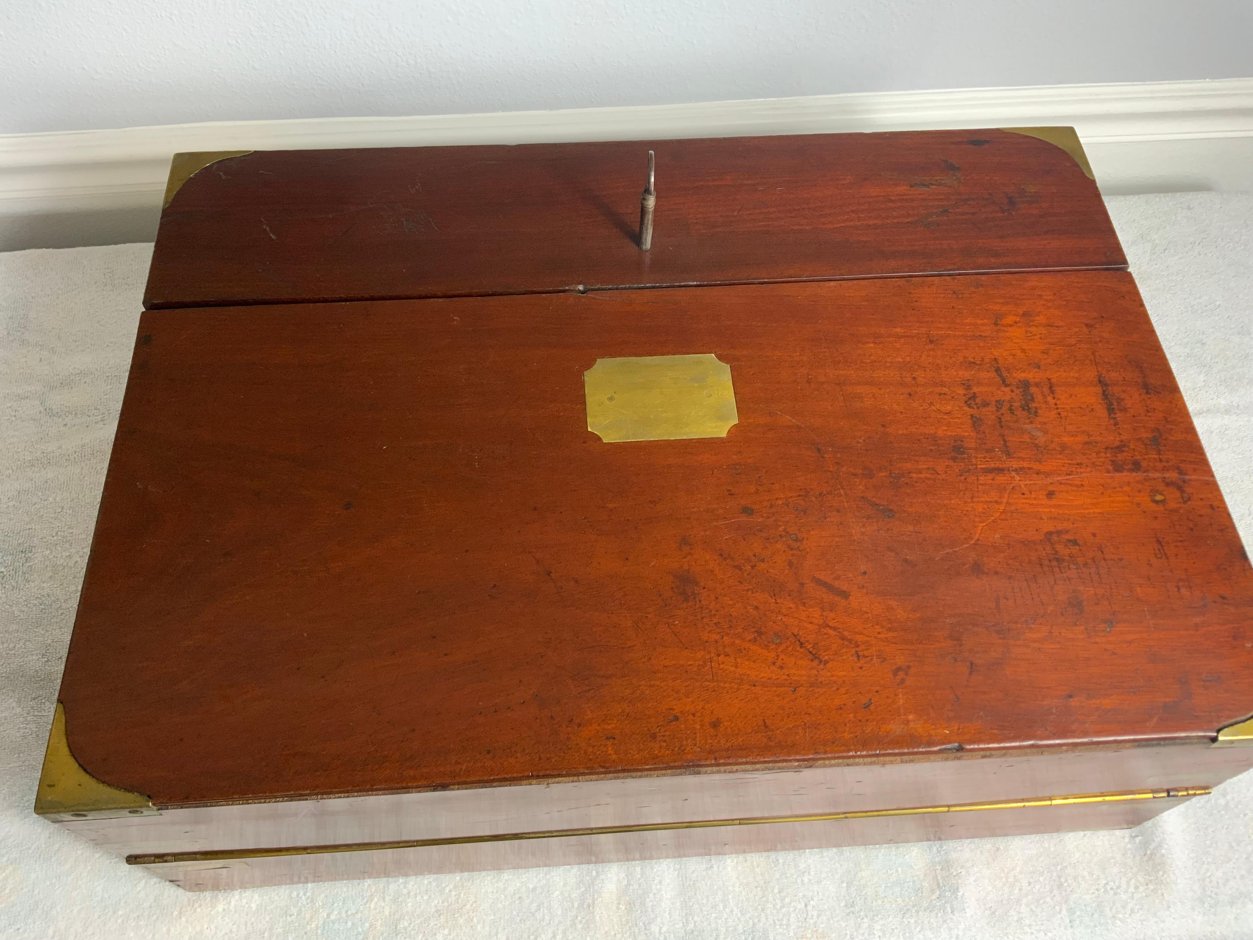 Sehr großes Mahagoni-Schreibpult / Campaigner-Schreibtisch im Angebot 5