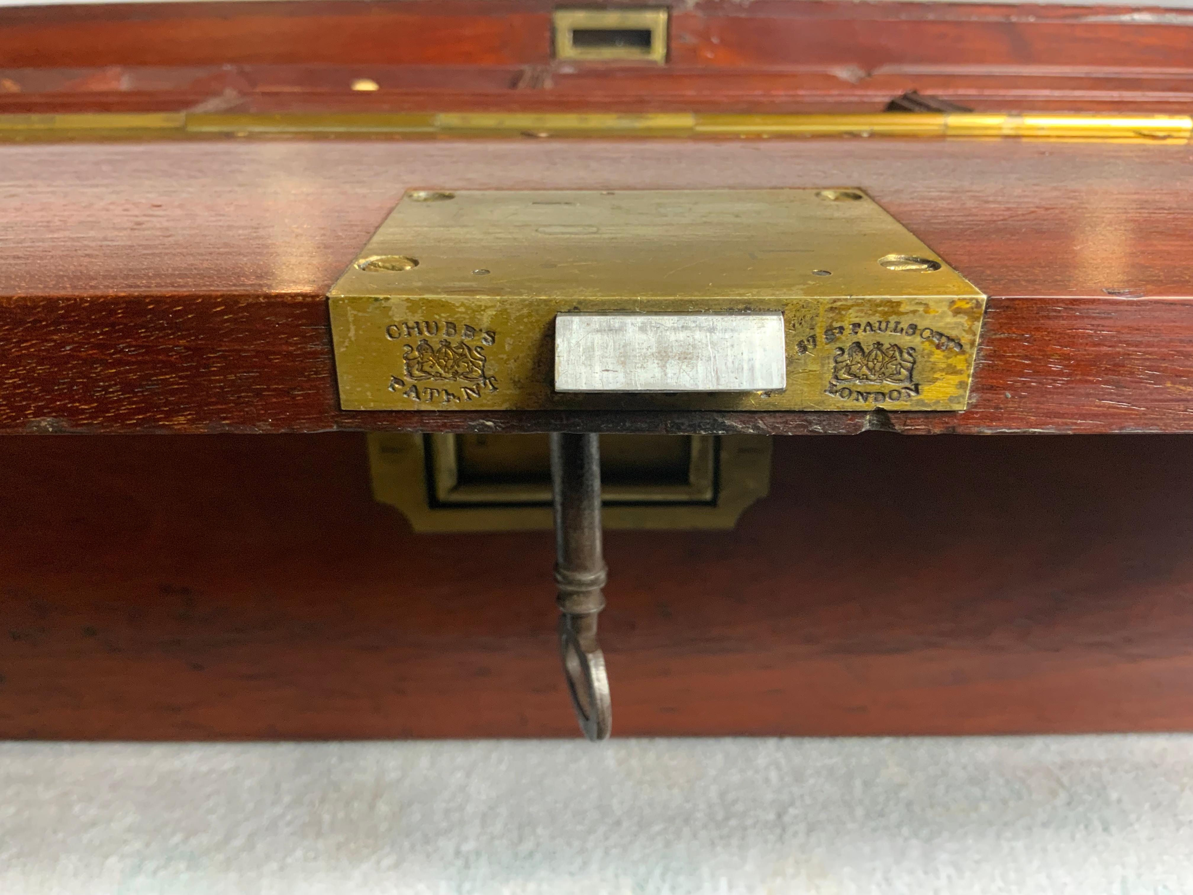 Sehr großes Mahagoni-Schreibpult / Campaigner-Schreibtisch im Angebot 7