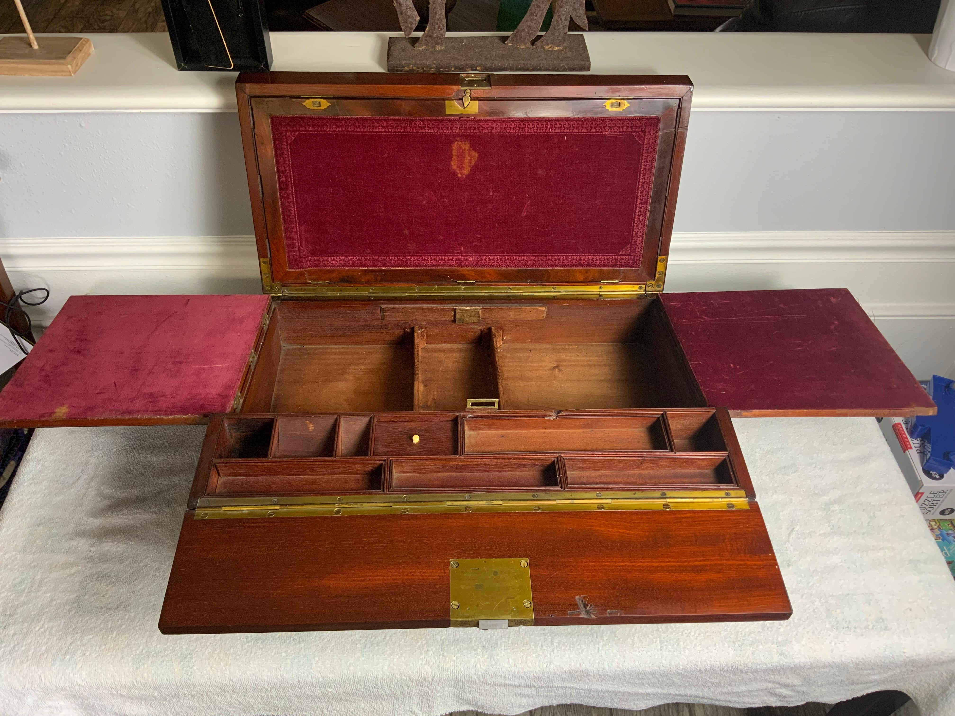 Sehr großes Mahagoni-Schreibpult / Campaigner-Schreibtisch (Frühviktorianisch) im Angebot