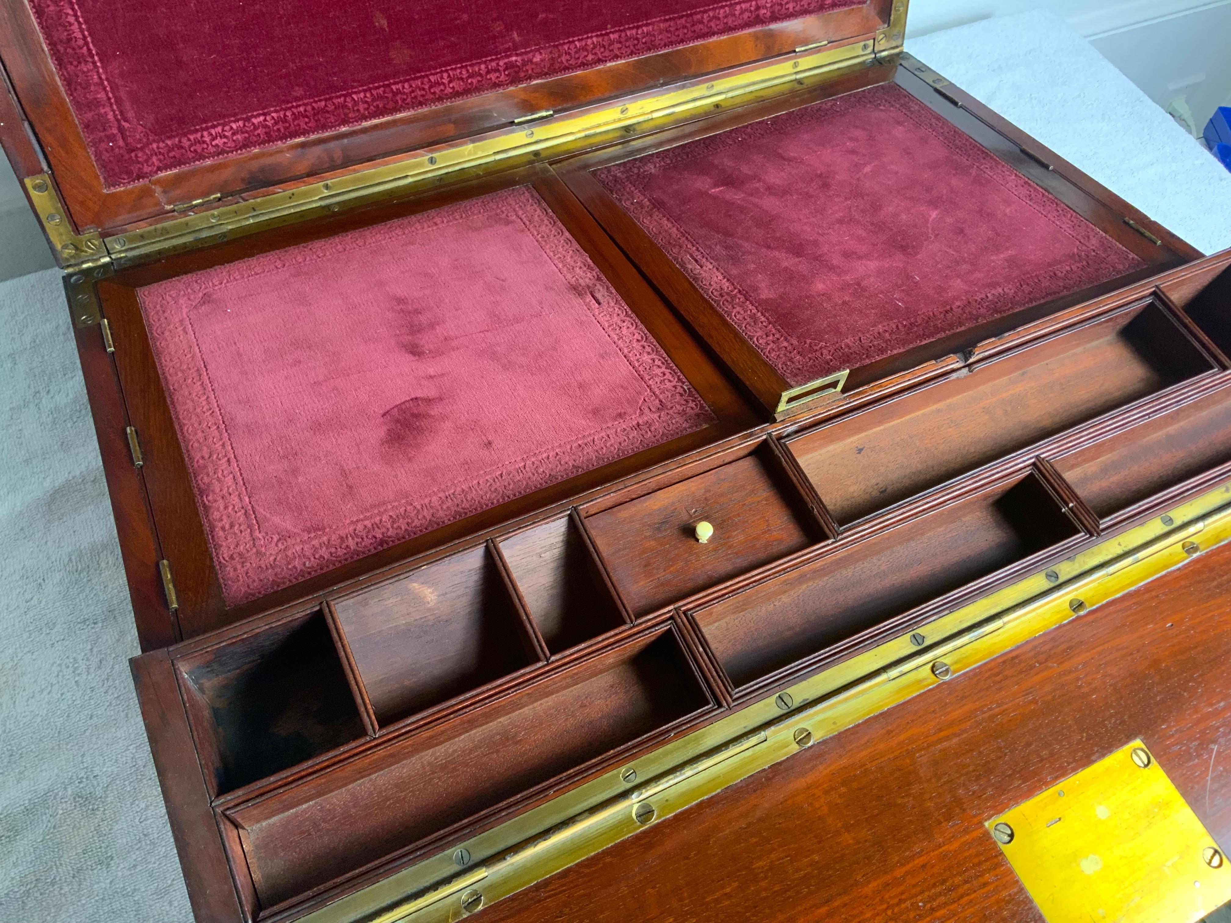 Sehr großes Mahagoni-Schreibpult / Campaigner-Schreibtisch (Englisch) im Angebot