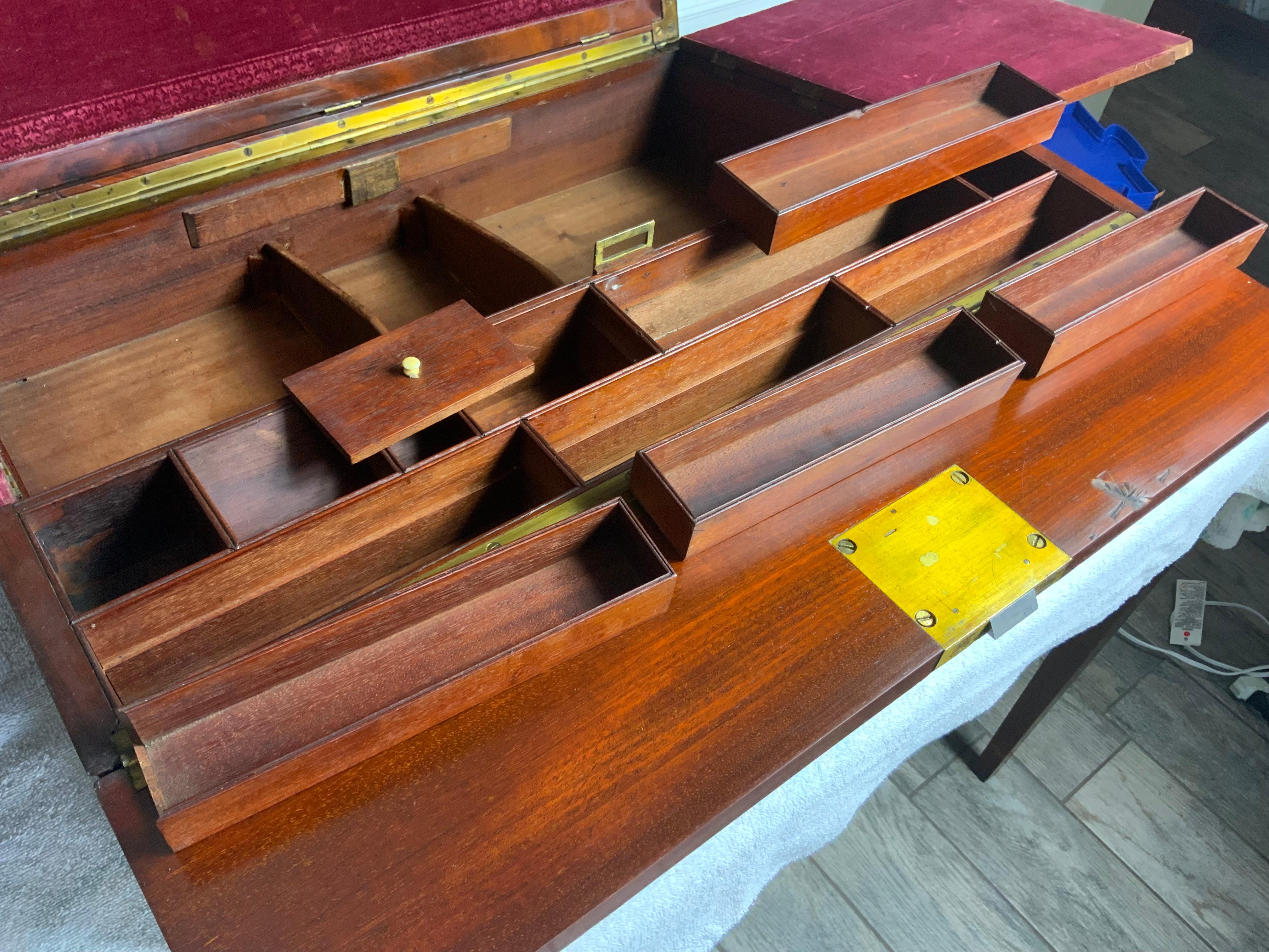 Sehr großes Mahagoni-Schreibpult / Campaigner-Schreibtisch im Zustand „Gut“ im Angebot in Bradenton, FL