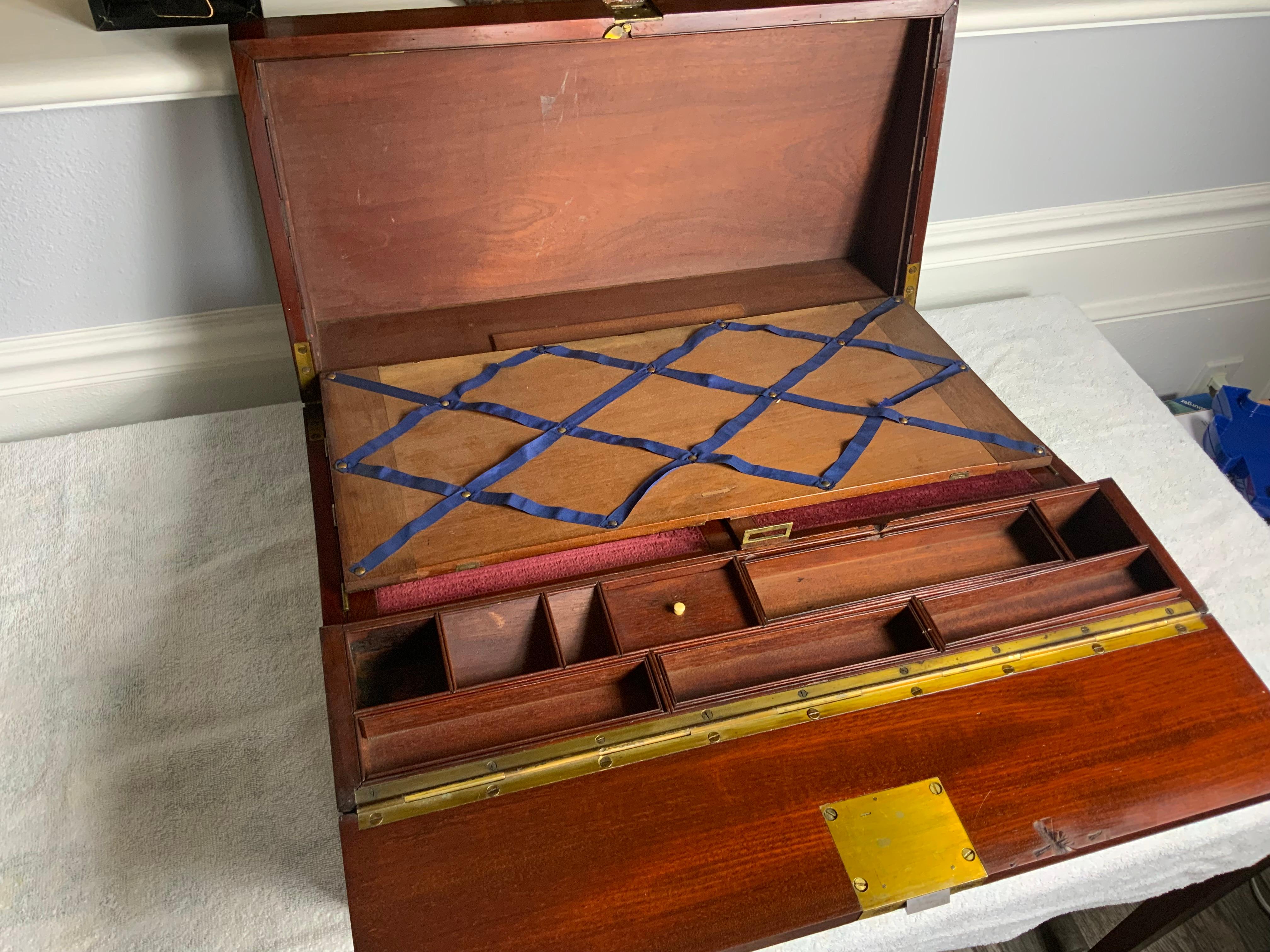 Sehr großes Mahagoni-Schreibpult / Campaigner-Schreibtisch (Mittleres 19. Jahrhundert) im Angebot