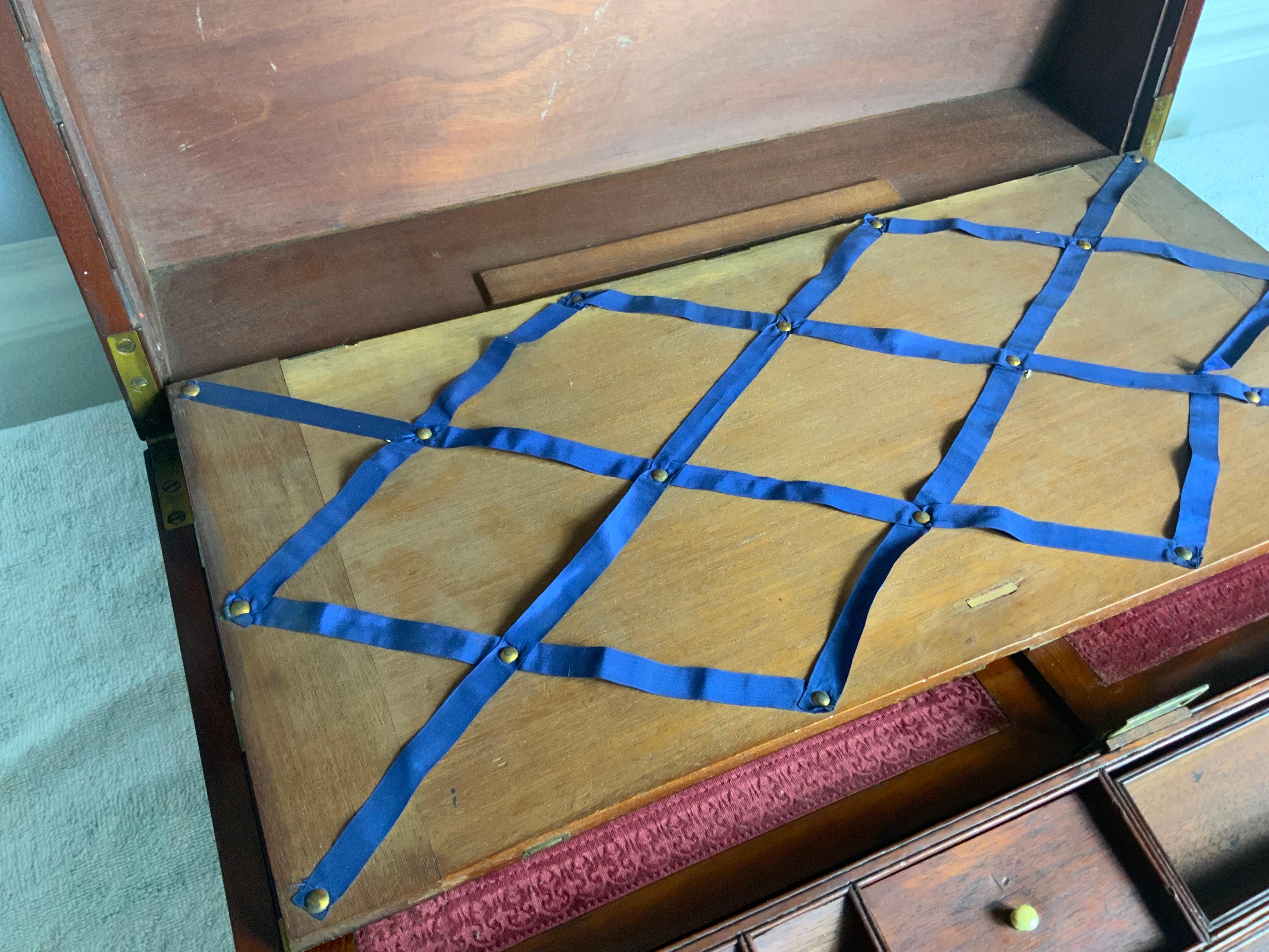 Sehr großes Mahagoni-Schreibpult / Campaigner-Schreibtisch im Angebot 1