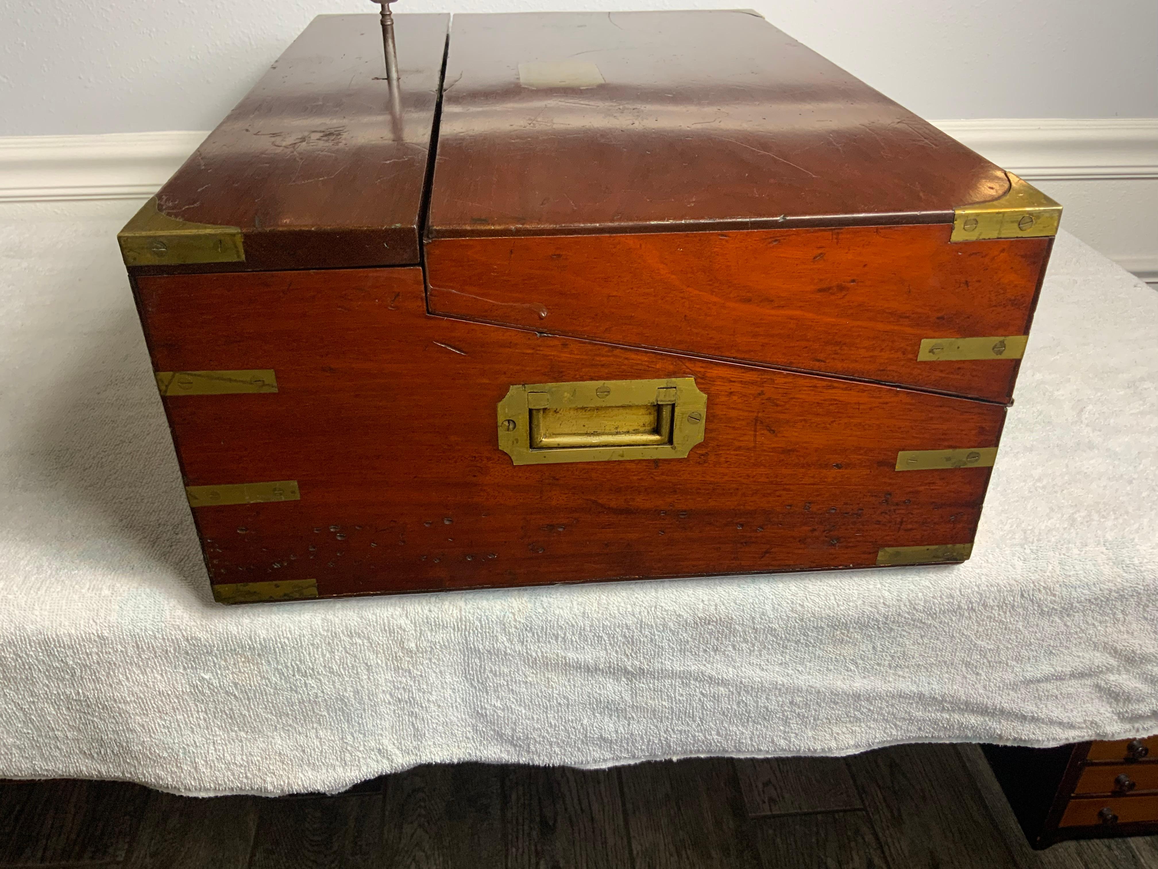 Sehr großes Mahagoni-Schreibpult / Campaigner-Schreibtisch im Angebot 2