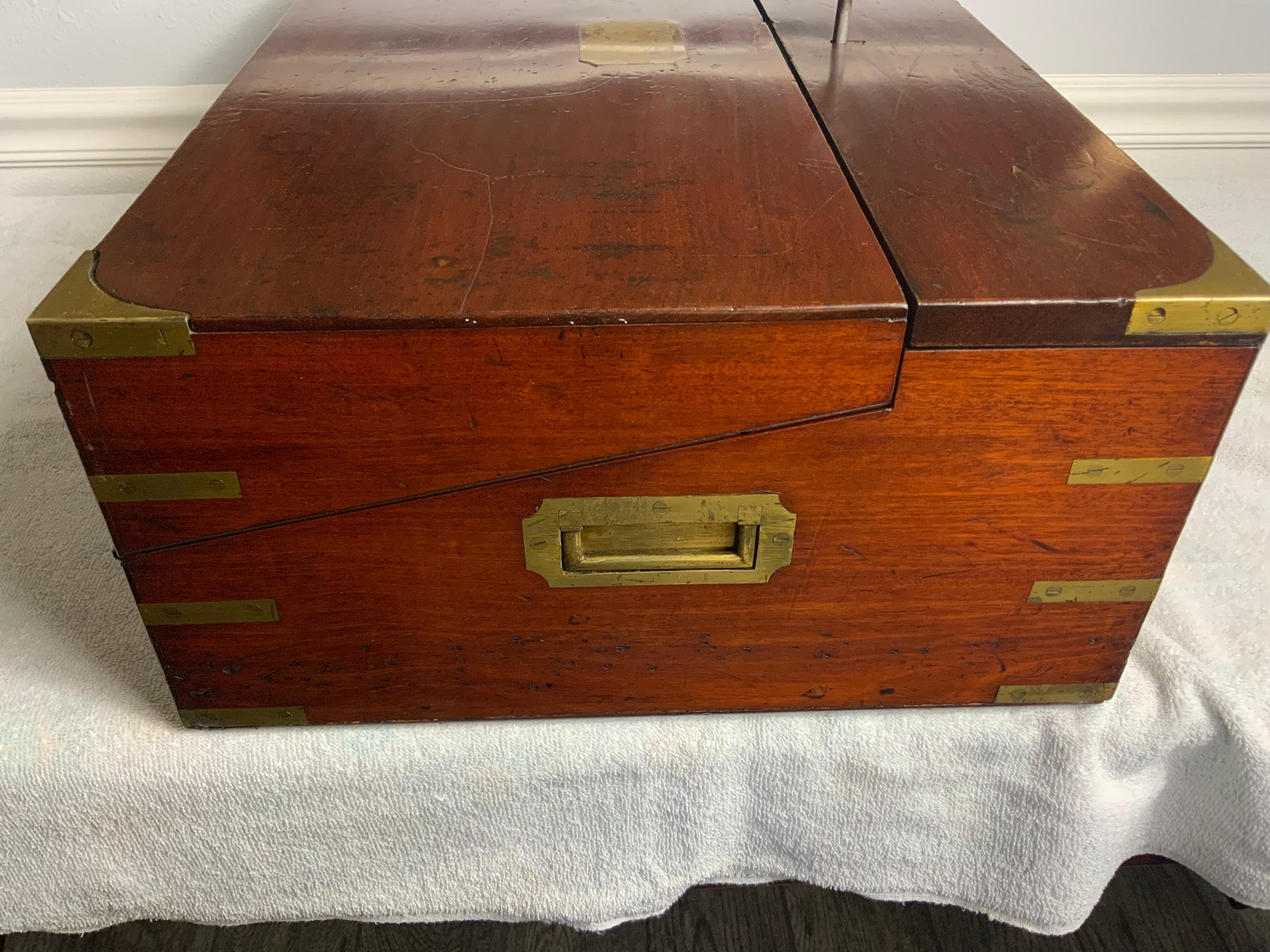 Sehr großes Mahagoni-Schreibpult / Campaigner-Schreibtisch im Angebot 3