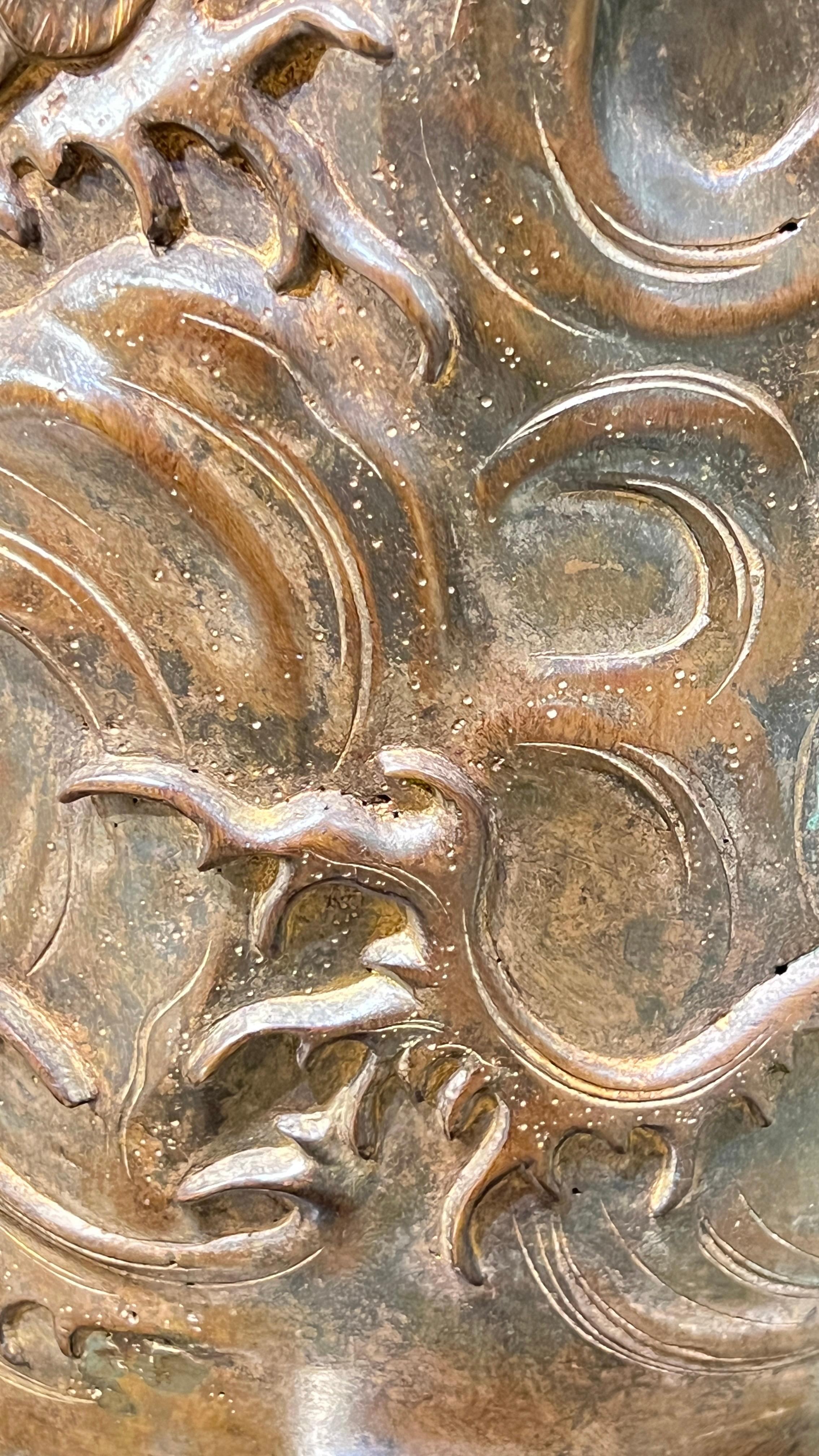Très grand vase japonais en bronze Meiji avec aigle en relief en vente 3