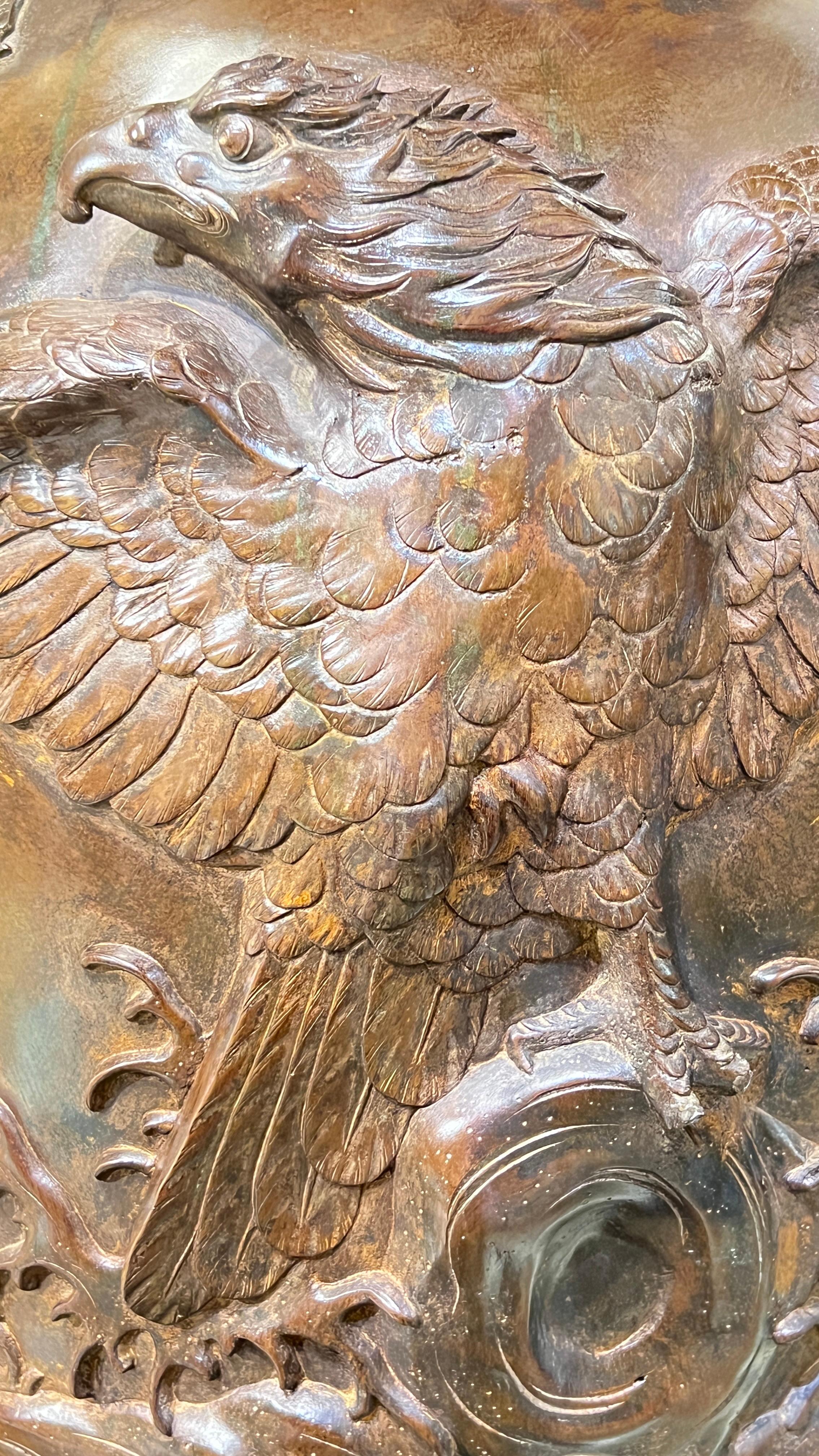 Très grand vase japonais en bronze Meiji avec aigle en relief en vente 4