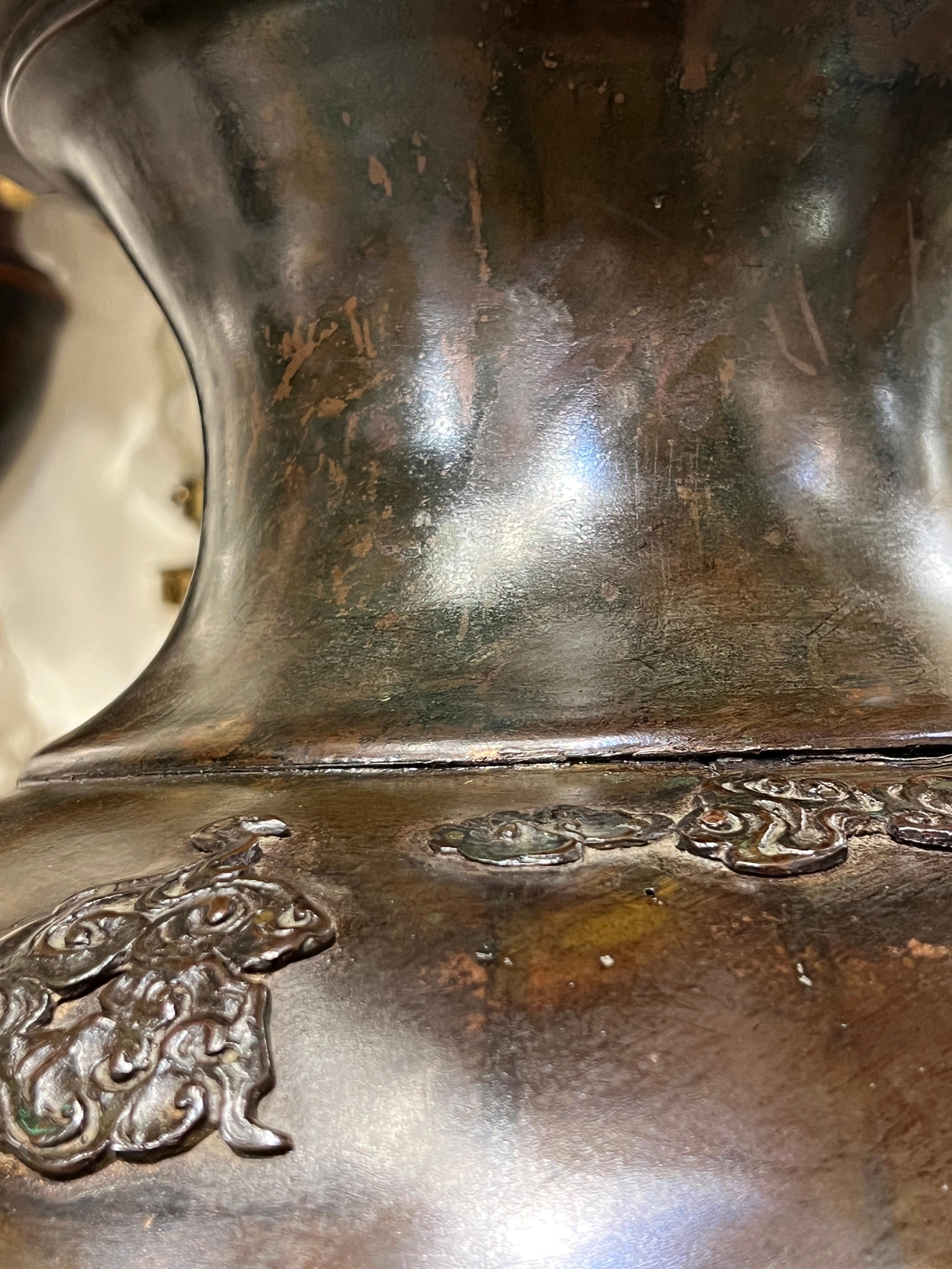 Très grand vase japonais en bronze Meiji avec aigle en relief en vente 6