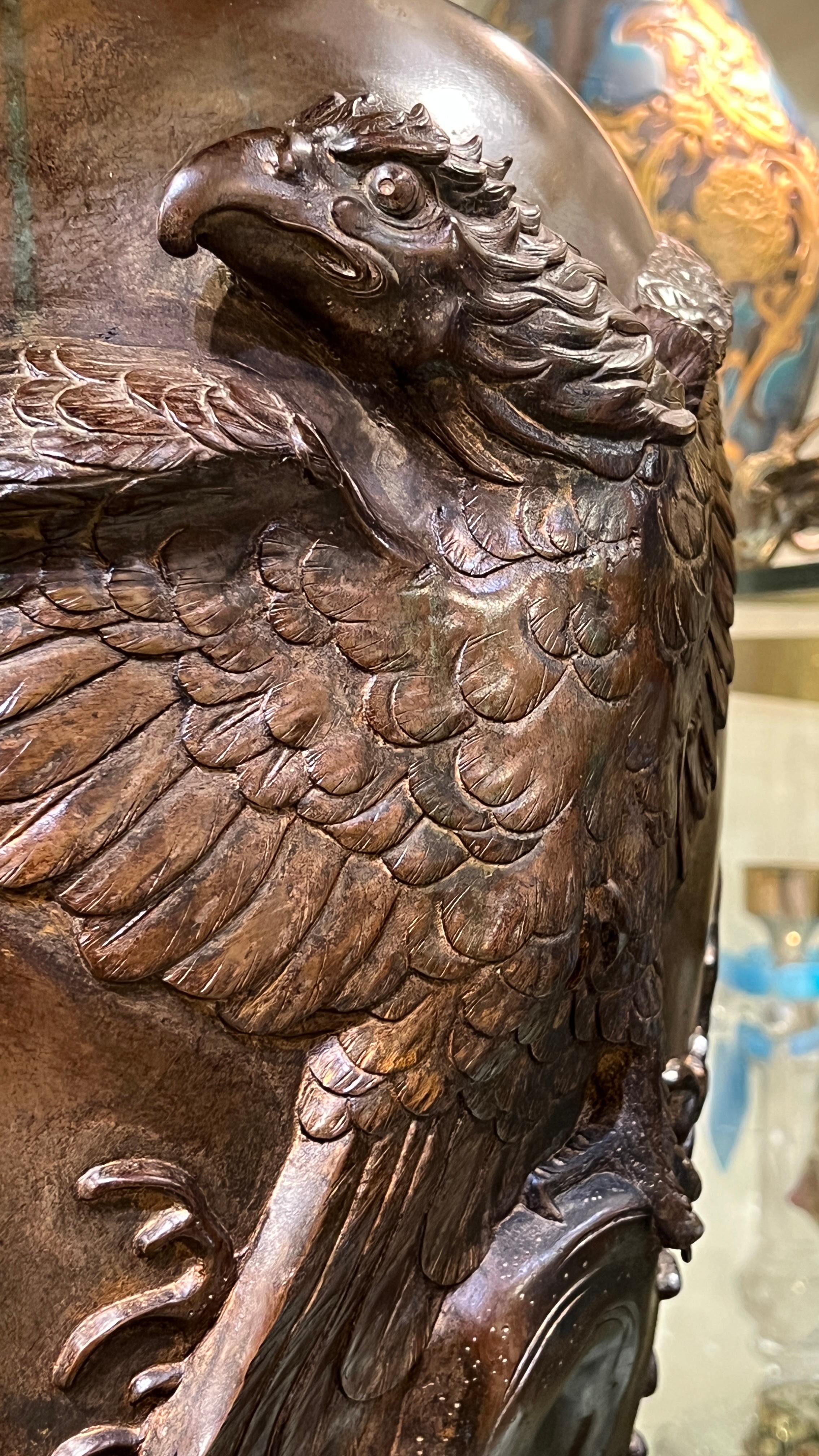 Très grand vase japonais en bronze Meiji avec aigle en relief en vente 8