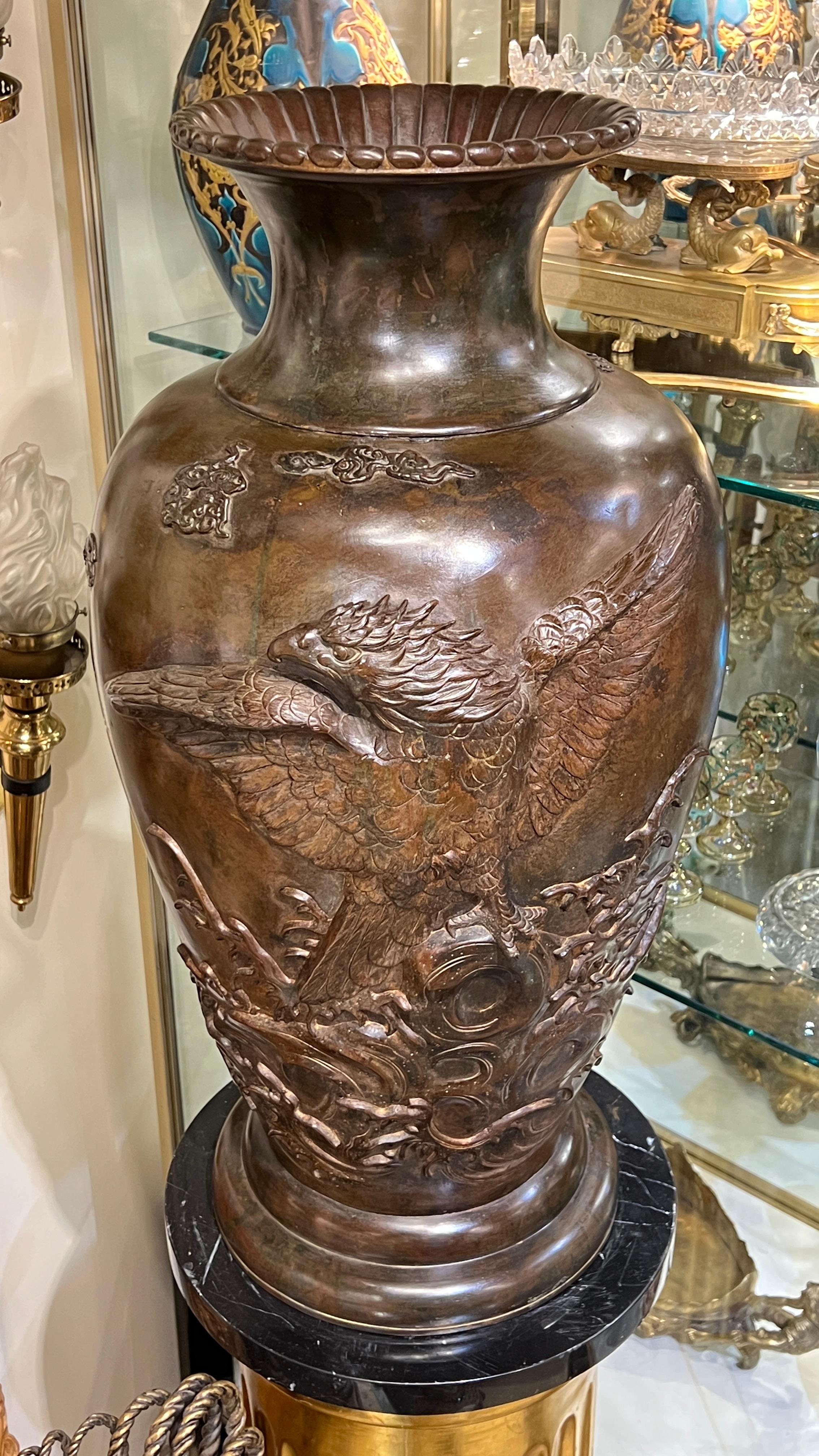 Impressionnant vase japonais antique en bronze de la période Meiji, à patine brune, avec un aigle féroce en relief et des oiseaux volant au-dessus des vagues de l'océan.  Hauteur de 20 pouces et poids de 43 livres. Apparemment non signé.