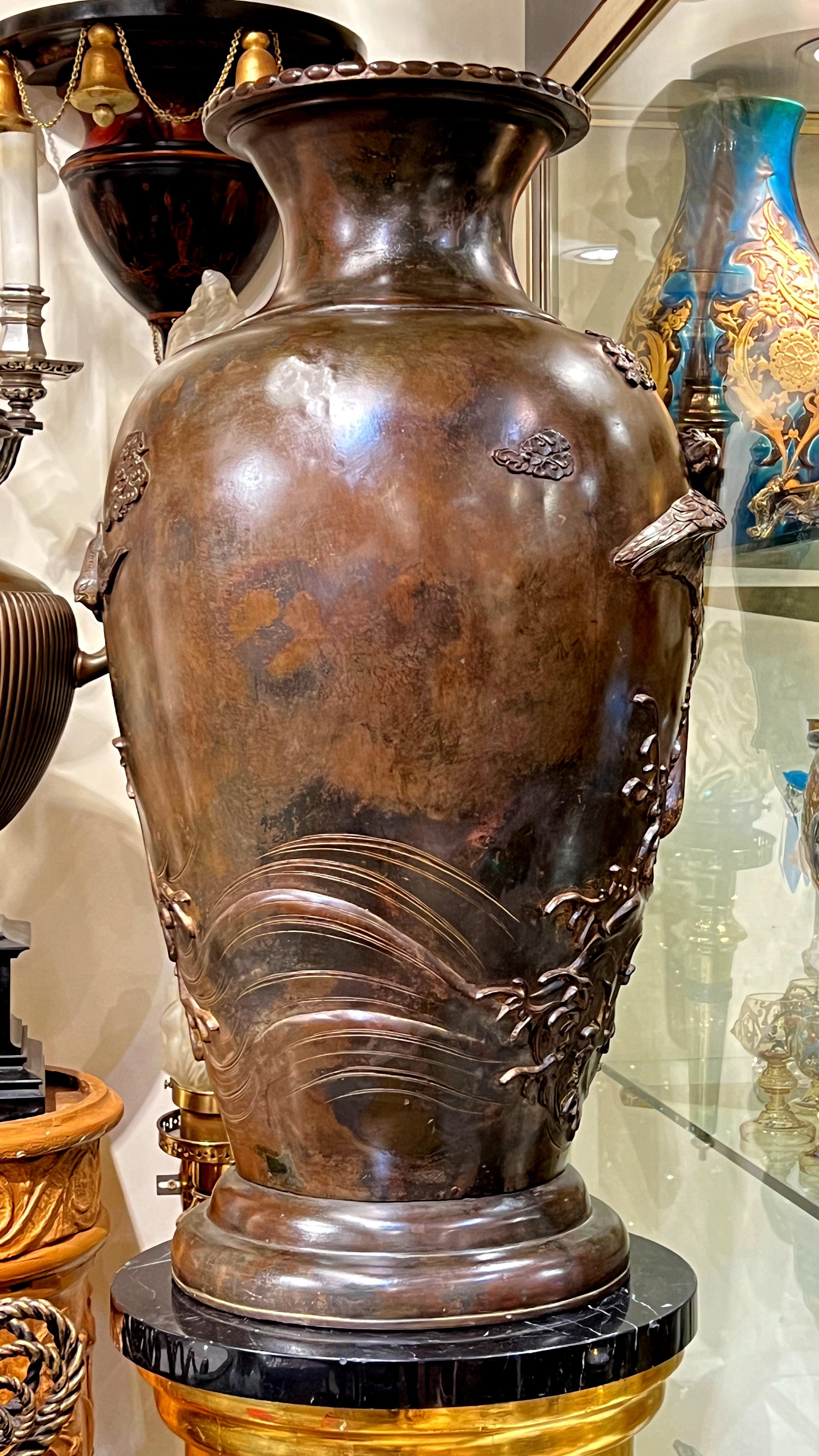 Japonais Très grand vase japonais en bronze Meiji avec aigle en relief en vente