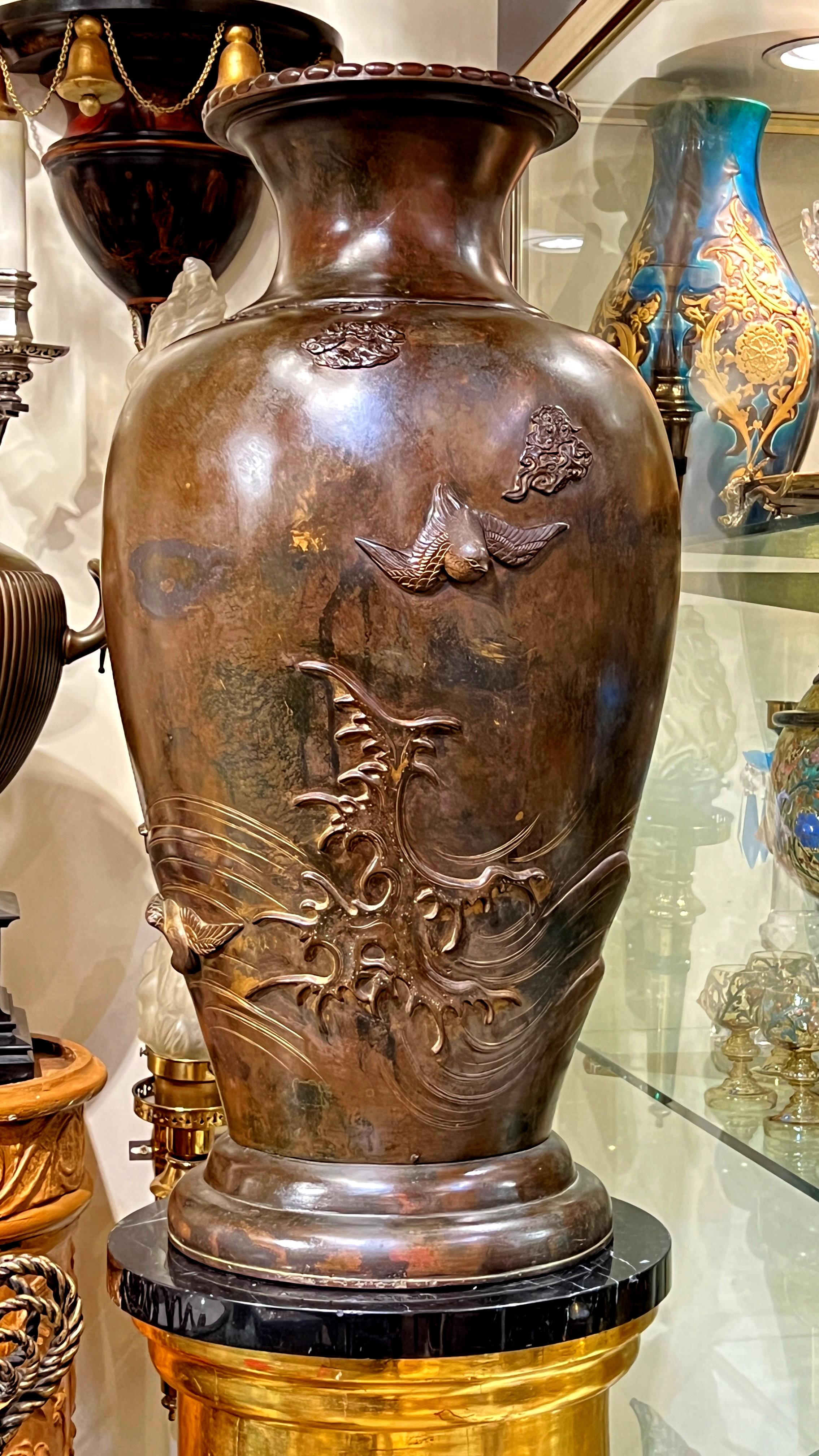 Patiné Très grand vase japonais en bronze Meiji avec aigle en relief en vente