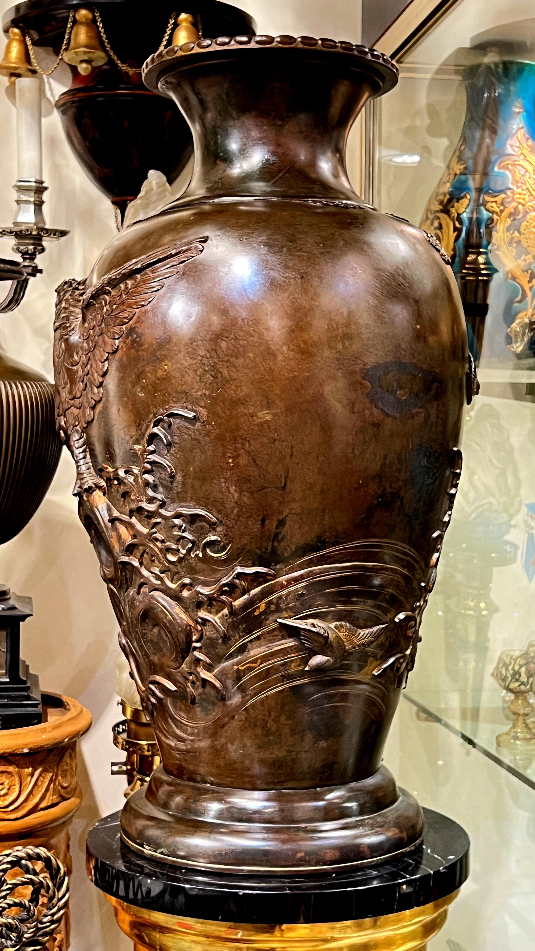 Très grand vase japonais en bronze Meiji avec aigle en relief Bon état - En vente à New York, NY