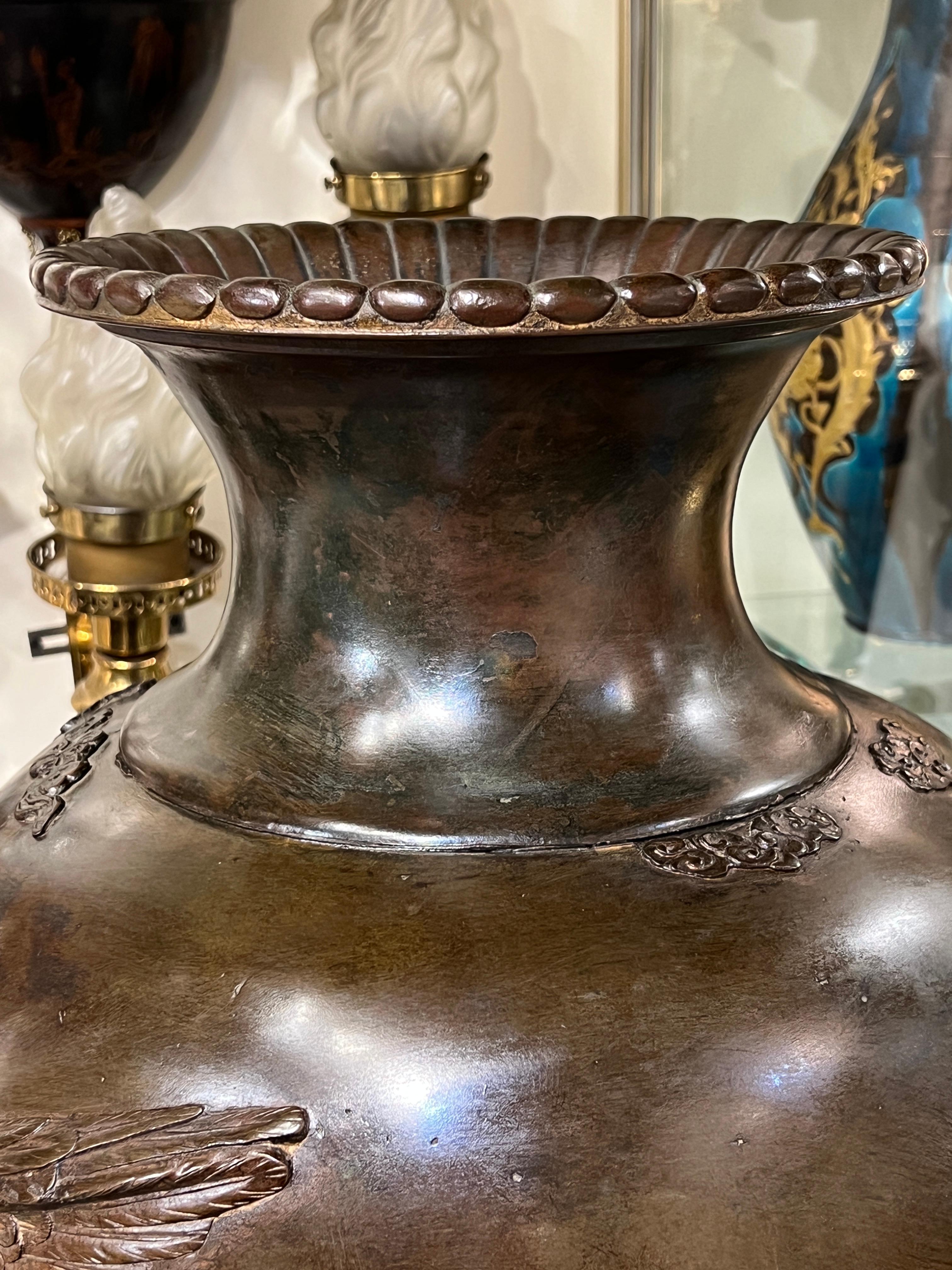 XIXe siècle Très grand vase japonais en bronze Meiji avec aigle en relief en vente