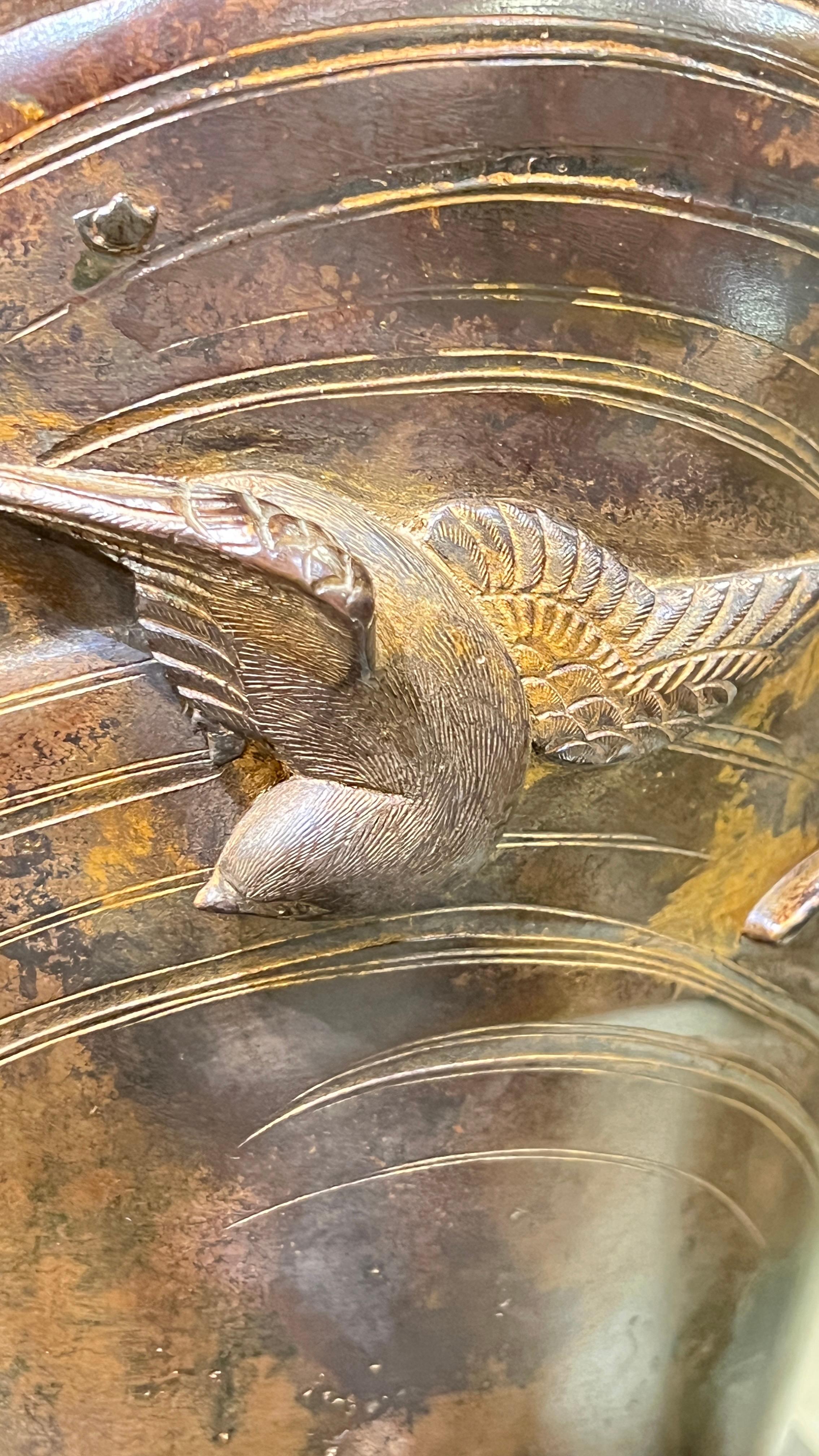 Très grand vase japonais en bronze Meiji avec aigle en relief en vente 1