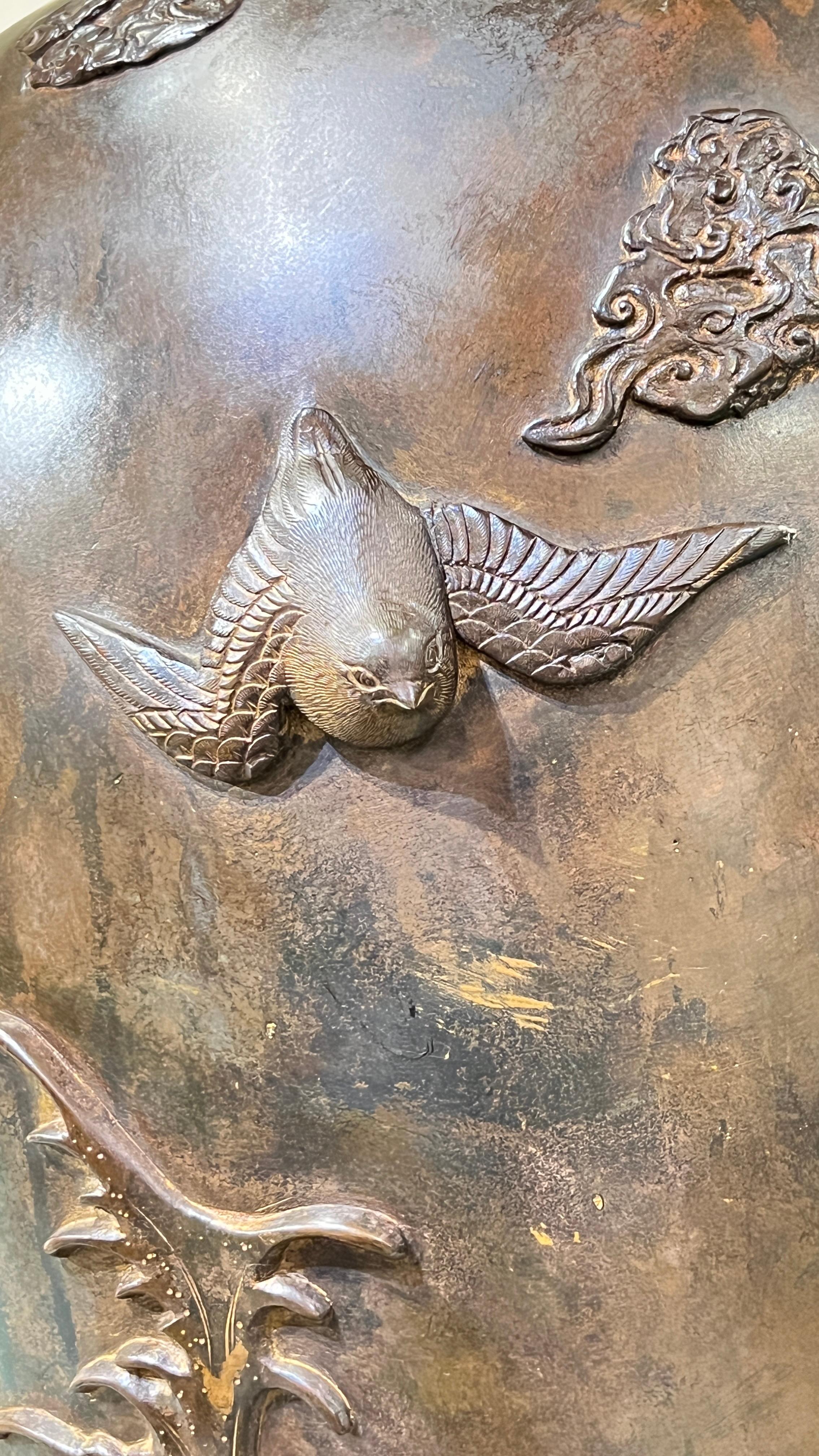 Très grand vase japonais en bronze Meiji avec aigle en relief en vente 2