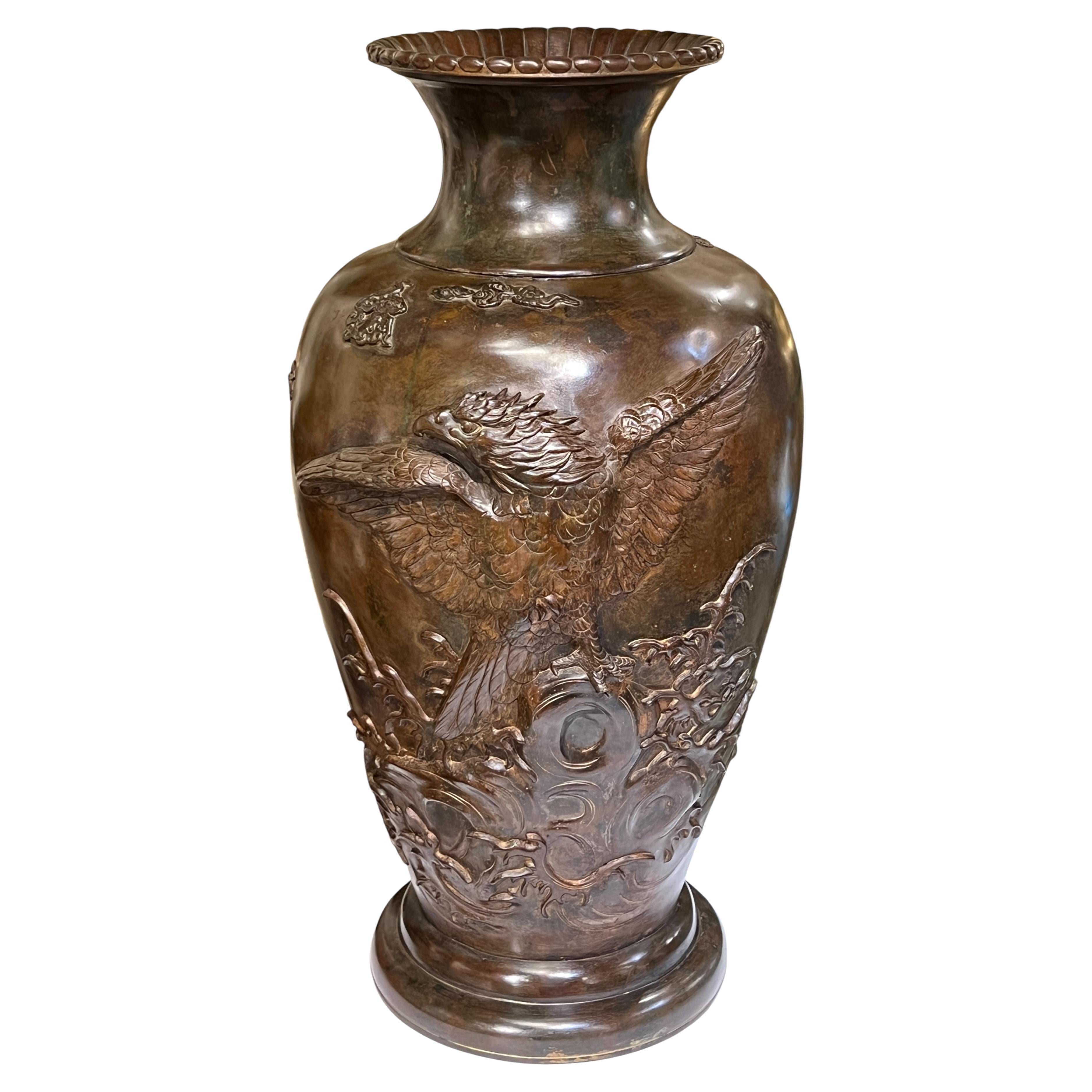 Très grand vase japonais en bronze Meiji avec aigle en relief