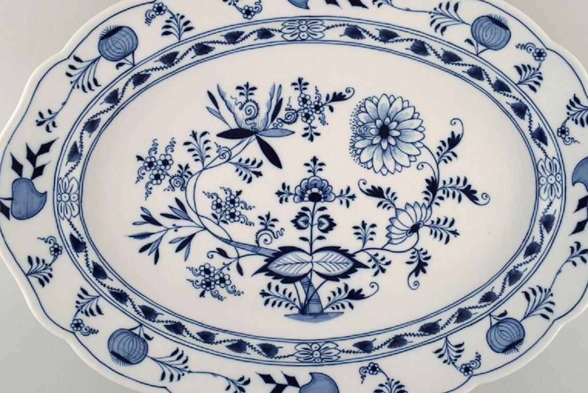 Very large Meissen Blue Onion serving dish in hand-painted porcelain. 
Approx. 1900.
Measures: 51.5 x 38 x 7 cm.
In excellent condition.
Stamped.
1st factory quality.