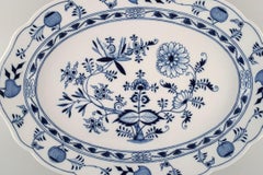 Très grand plat de service en forme d'oignon bleu de Meissen en porcelaine peinte à la main.