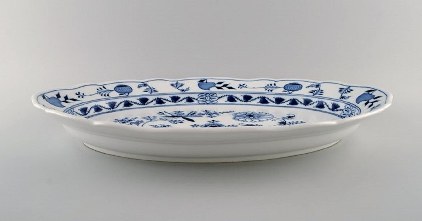 Very large Meissen Blue Onion serving dish in hand-painted porcelain. In Excellent Condition In Copenhagen, DK