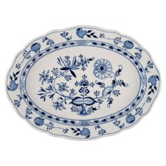 Très grand plat de service en forme d'oignon bleu de Meissen en porcelaine peinte à la main.