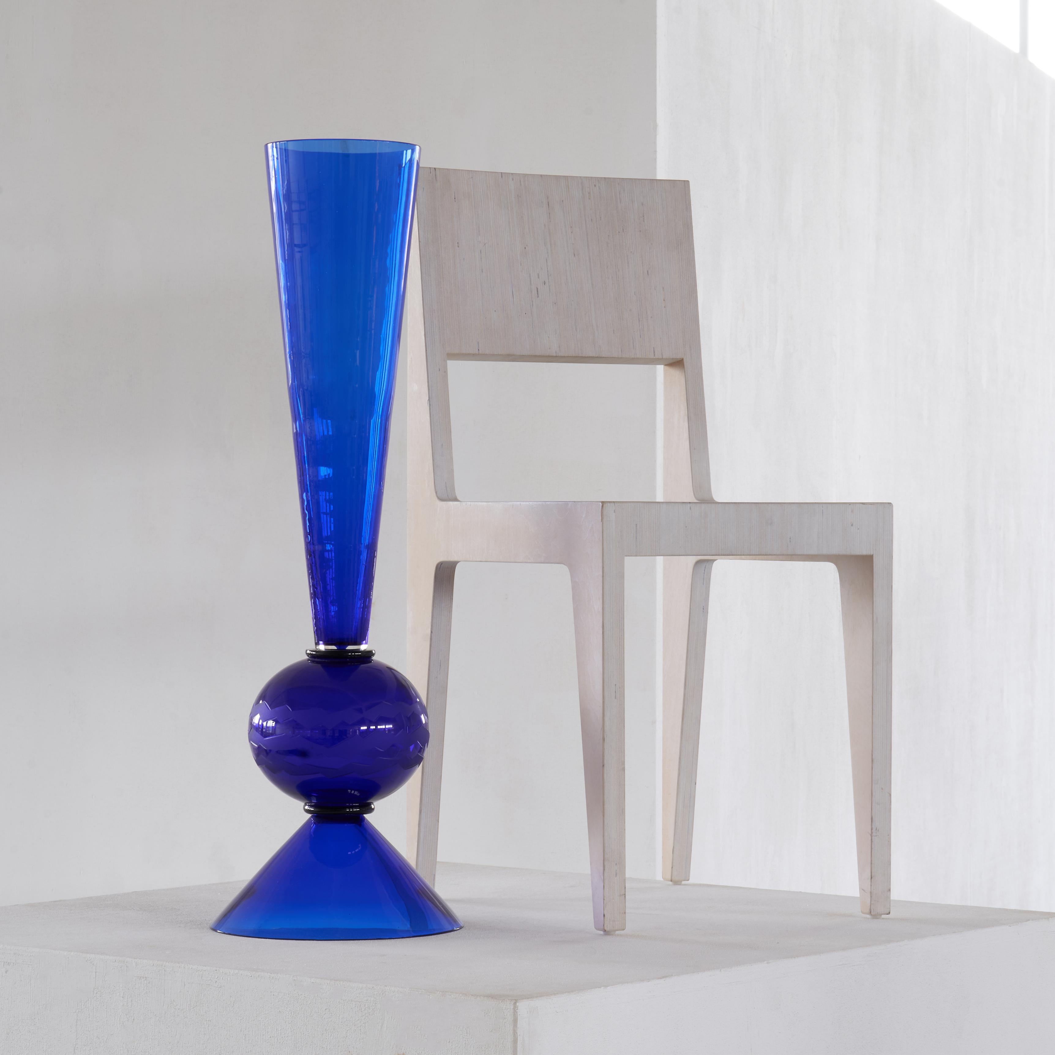 Extraordinaire et très grand (86 cm de hauteur) objet en verre bleu du célèbre designer et membre fondateur du groupe Memphis, Matteo Thun (1952 - Italie). Collection Rinascimento pour Tiffany & Co, réalisée par la maison de verre de Murano