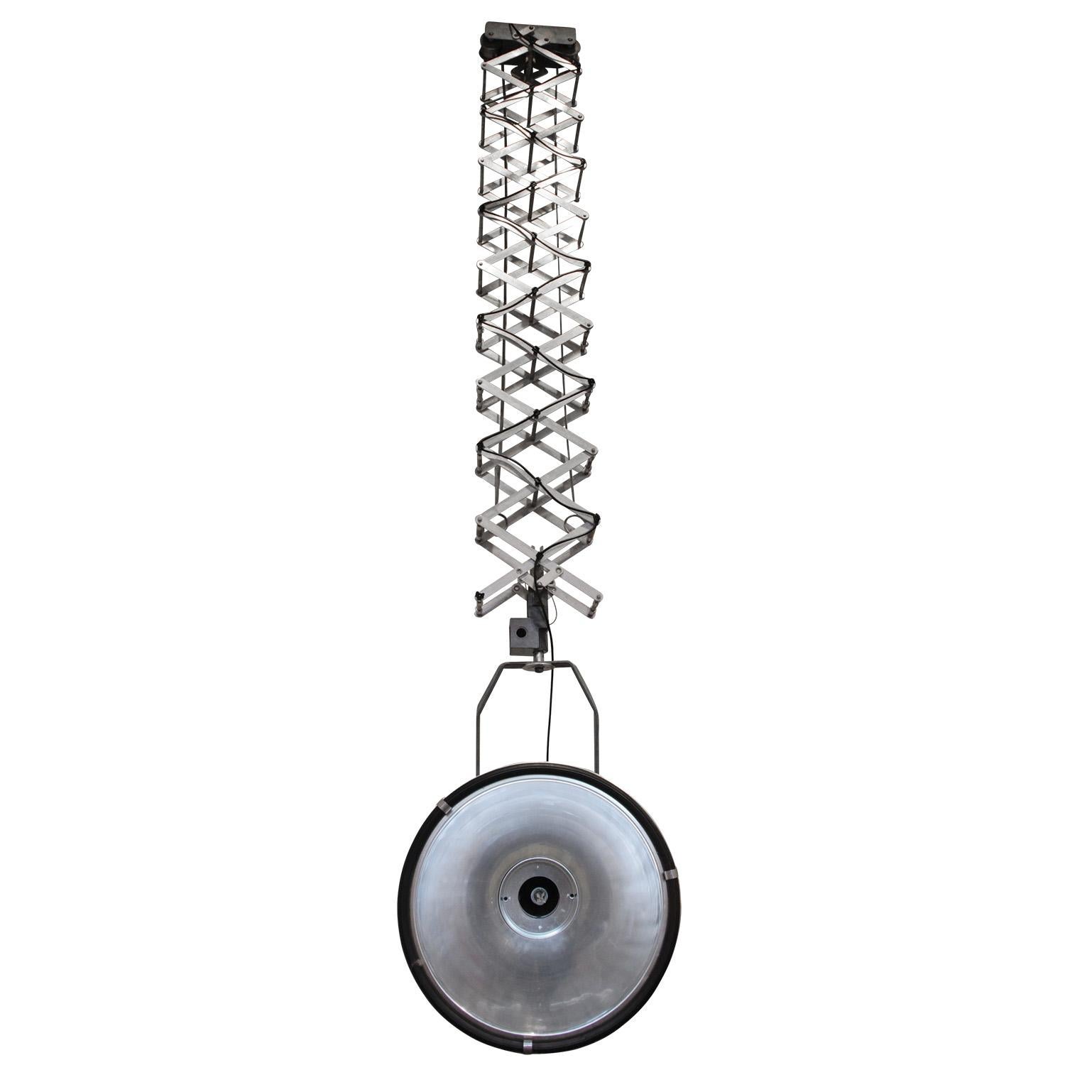 Mid-Century Modern Très grande lampe pendante à ciseaux en métal en vente