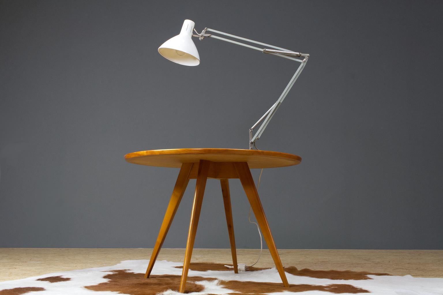 Very large Dutch industrial “Angelpoise” desk light made by Hala Zeist (Holland) in white, 1960s (collection 1967). The table lamp is set on a heavy black lacquered metal base with a long articulating arm and white metal cap. When the lamp is fully