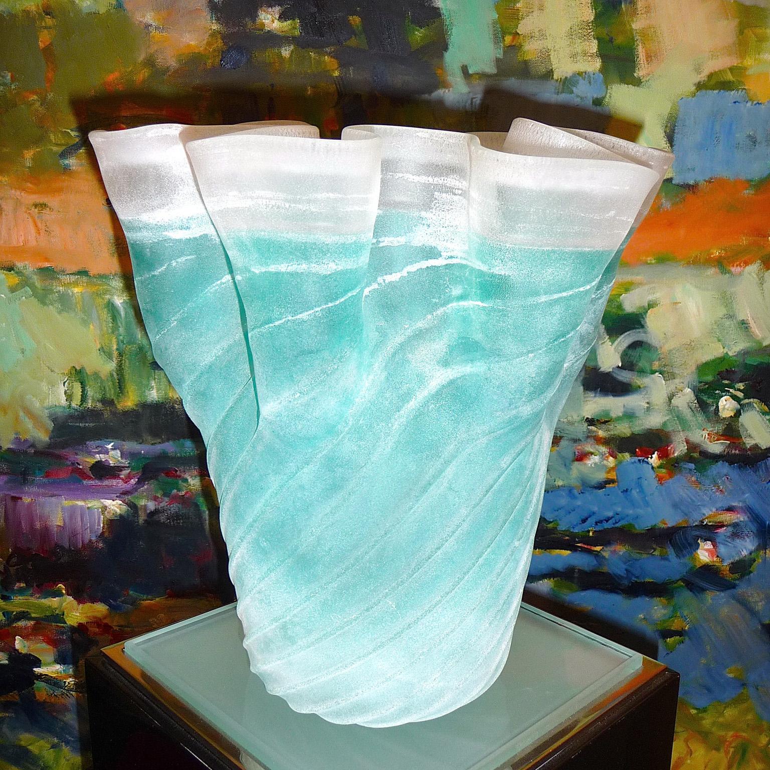 Vaso di Murano Cenedese Scavo Cartoccio di grandi dimensioni, in stile Mid-Century Modern
Uno dei vasi più impressionanti offerti da Cenedese Scavo, Italia, questo grande e bellissimo vaso è realizzato in molteplici tecniche: cartoccio, incalmo e