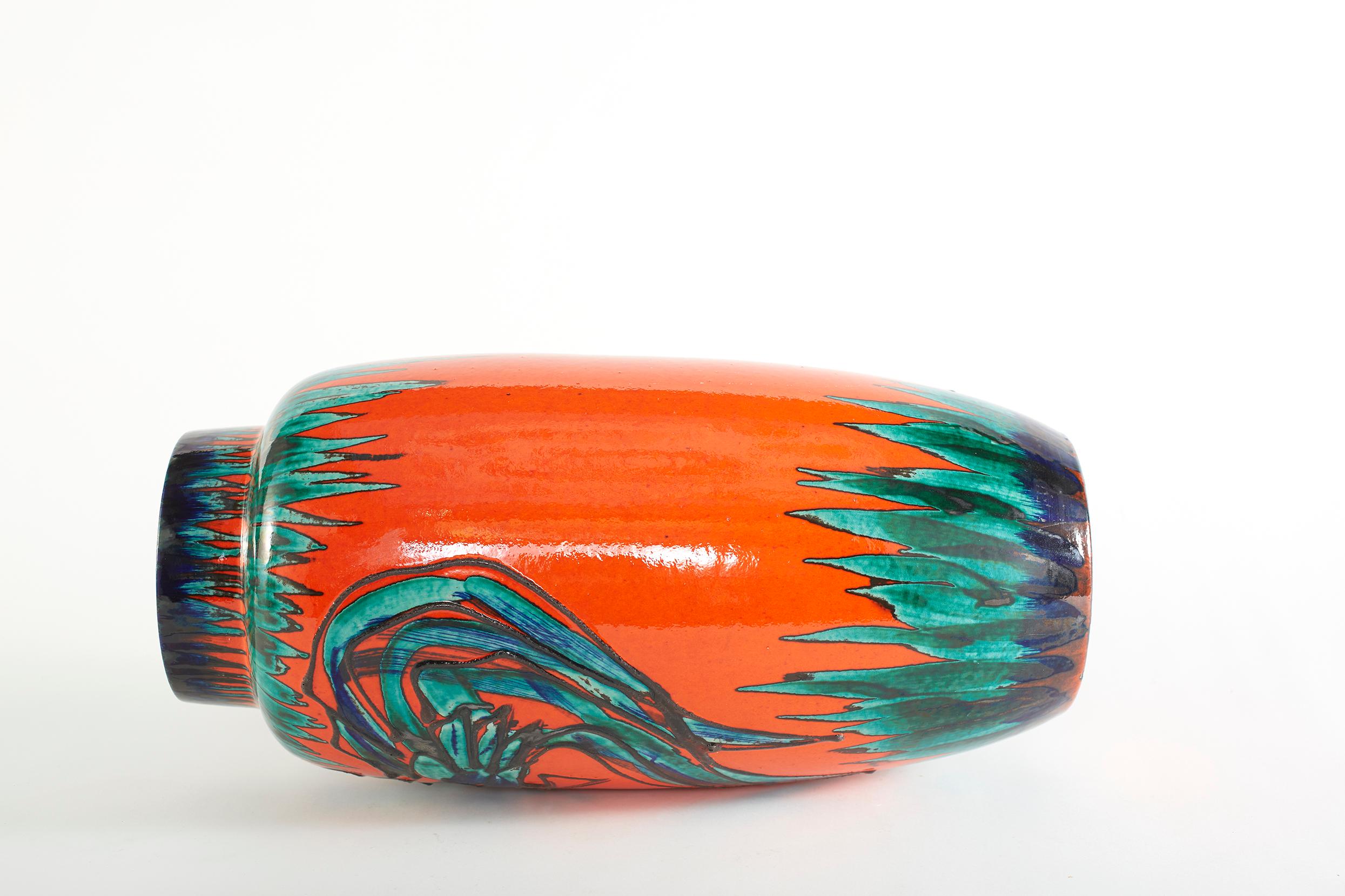 Très grand vase décoratif en céramique émaillée de l'Allemagne de l'Ouest du milieu du siècle dernier, aux couleurs vives, avec des détails de design extérieur. La pièce est en très bon état. Usure mineure correspondant à l'âge / à l'utilisation.